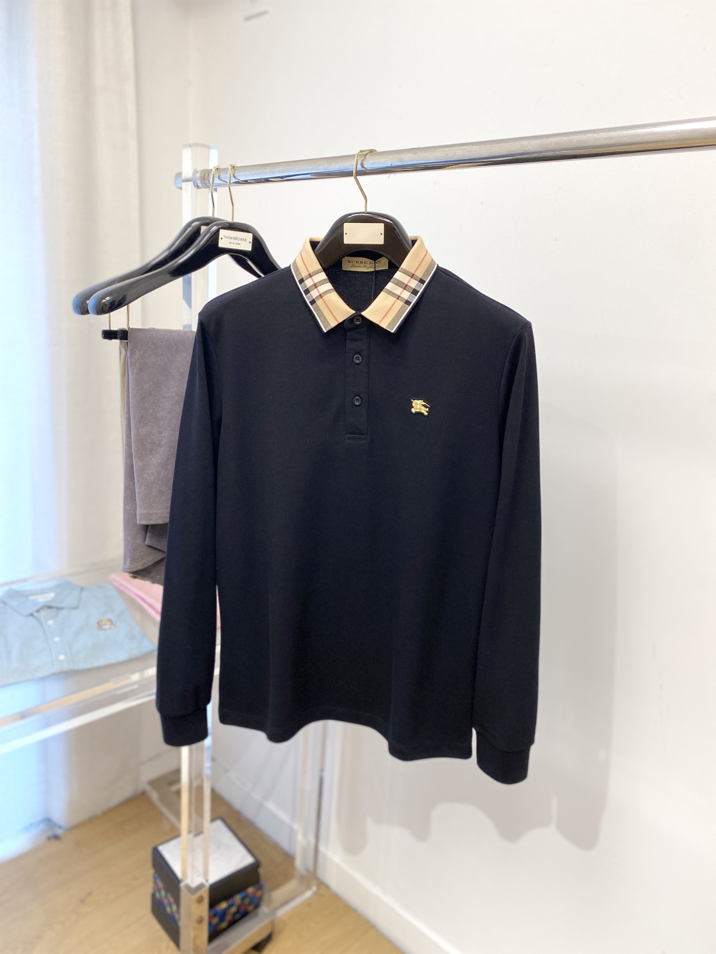 巴宝莉、新品长袖卫衣，帅气时尚，胸前顶级凹凸印胶图案logo，简约百搭款。面料棉 不仅挺括，保持潮流的廓