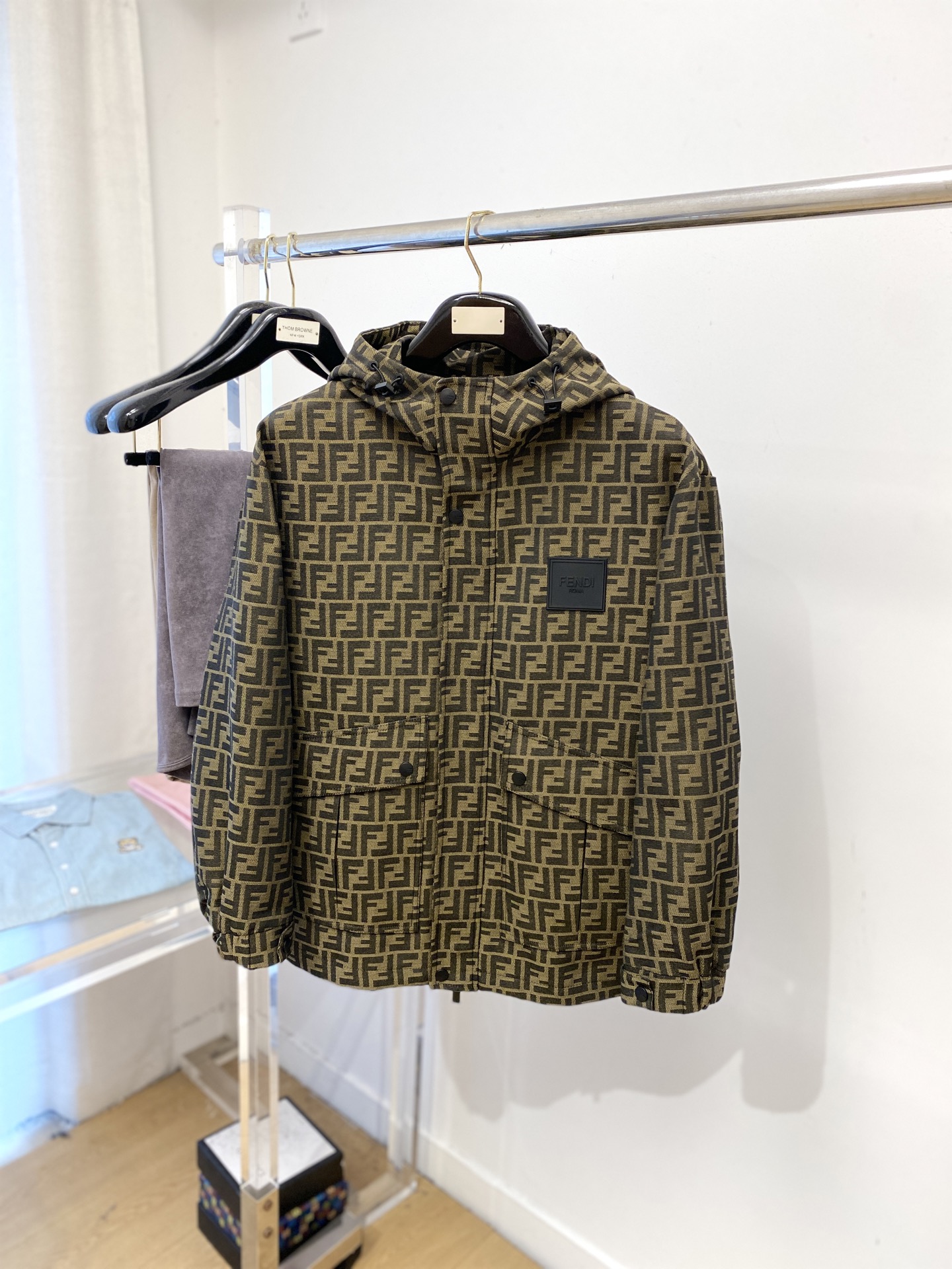 NO:538525,Fendi, 2025 new jacket jacket, fashionable and handsome, simple and versatile style, chest embroidery decorative letter logo, customized original fabric, not only crisp, maintains the trendy silhouette, and is comfortable to wear, and the yarn weaving is more delicate, the number M-3XL, fendi, jackets & coats, jackets & coats, alexander wang19860909芬迪、2025新品夹克外套,时尚帅气,简约百搭款,胸前刺绣装饰字母logo,定制原版面料,不仅挺括,保持潮流的廓形,又穿着舒适,纱织更细腻,码数M-3XL,,fendi,jackets & coats,jackets & coats,alexander wang,Men's clothing