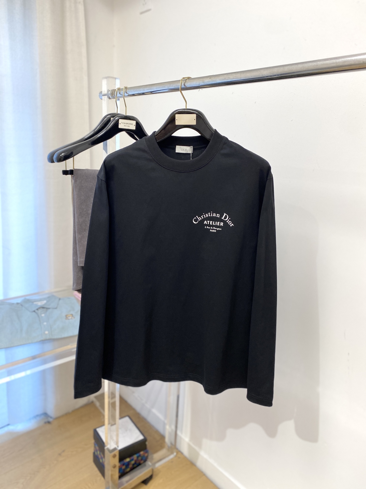 NO:538541,Dior, 2025 new product long sleeves, handsome and fashionable, top printed letter logo on the chest, simple and versatile style. The fabric cotton is not only crisp, maintains the trendy silhouette, but also comfortable to wear, and the yarn is more delicate, the number M-4XL, dior, alexander wang19860909迪奥、2025新品长袖,帅气时尚,胸前顶级印花字母logo,简约百搭款.面料棉 不仅挺括,保持潮流的廓形,又穿着舒适,纱织更细腻,码数M-4XL,,dior,alexander wang,Men's clothing