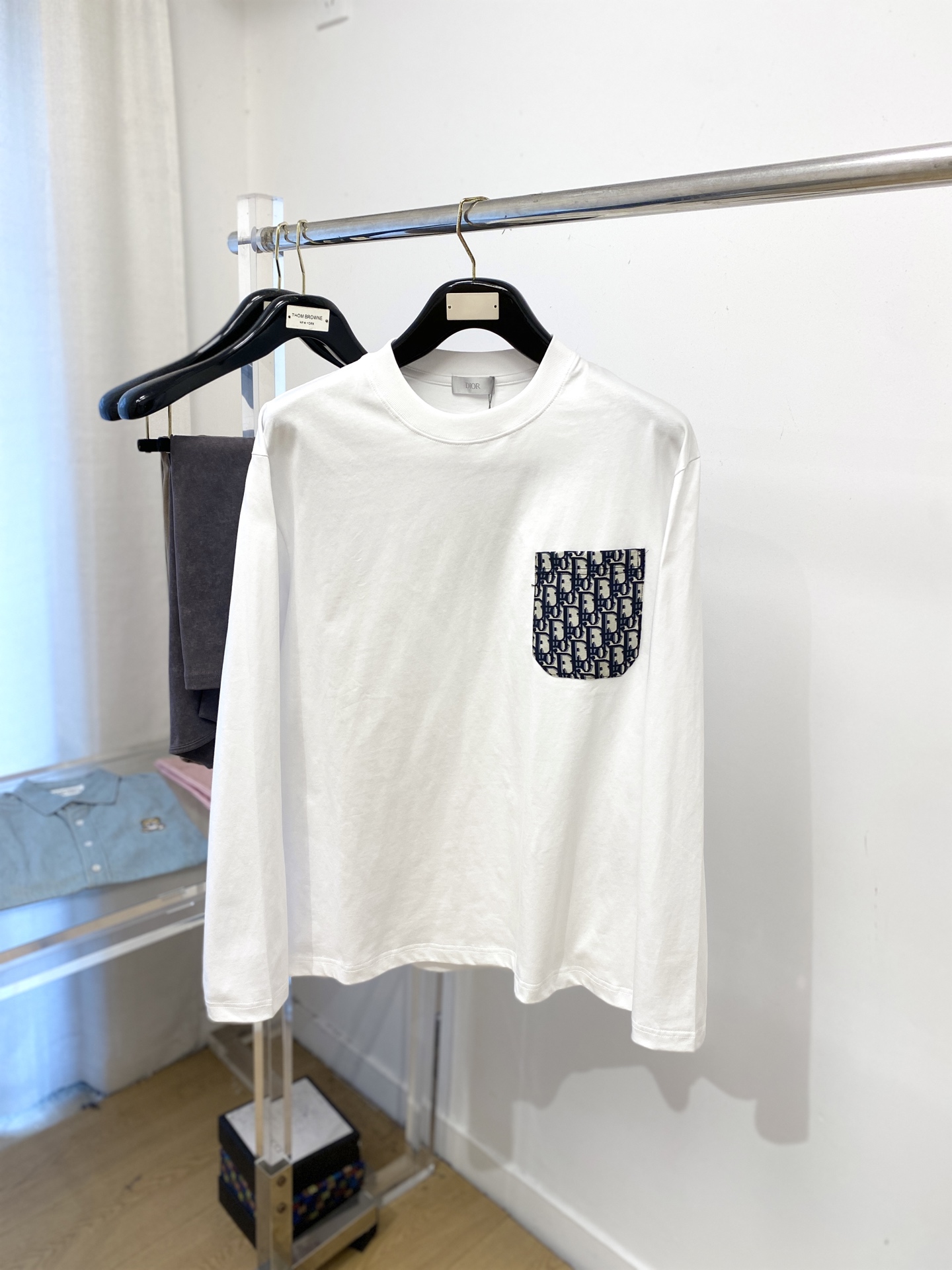 NO:539542,Dior, 2025 new product long sleeves, handsome and fashionable, embroidered webbing letter logo on the chest, simple and versatile style. The fabric cotton is not only crisp, maintains the trendy silhouette, but also comfortable to wear, and the yarn is more delicate, the number M-4XL, dior, alexander wang19860909迪奥、2025新品长袖,帅气时尚,胸前刺绣织带字母logo,简约百搭款.面料棉 不仅挺括,保持潮流的廓形,又穿着舒适,纱织更细腻,码数M-4XL,,dior,alexander wang,Men's clothing