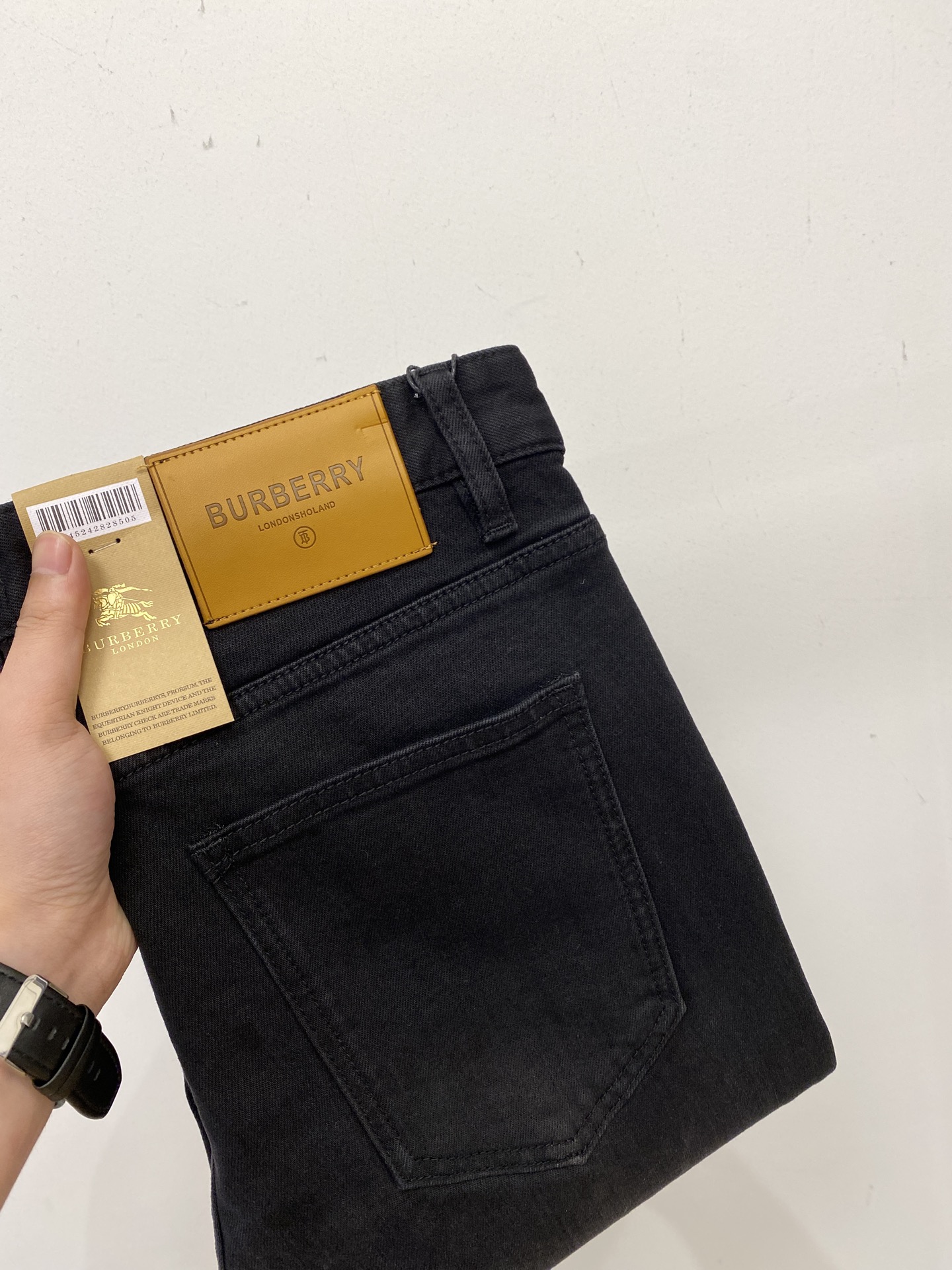 NO:539539,Burberry, 2025 latest products, special counters are available at the same time, original singles, washable casual jeans, imported original washable elastic fabric, comfortable and elastic, original hardware and auxiliary decorative logo, super positive style, extremely high grade, counter quality, fashionable and stylish upper body, 29-38, burberry, jeans, alexander wang19860909巴宝莉、 2025最新品,专柜同步有售,原单狠货,水洗休闲牛仔裤,进口原版水洗弹力面料,舒适有弹性,原版五金辅料装饰logo,版型超正,档次极高,专柜品质,上身时尚有型,码数29-38,,burberry,jeans,alexander wang,Men's clothing