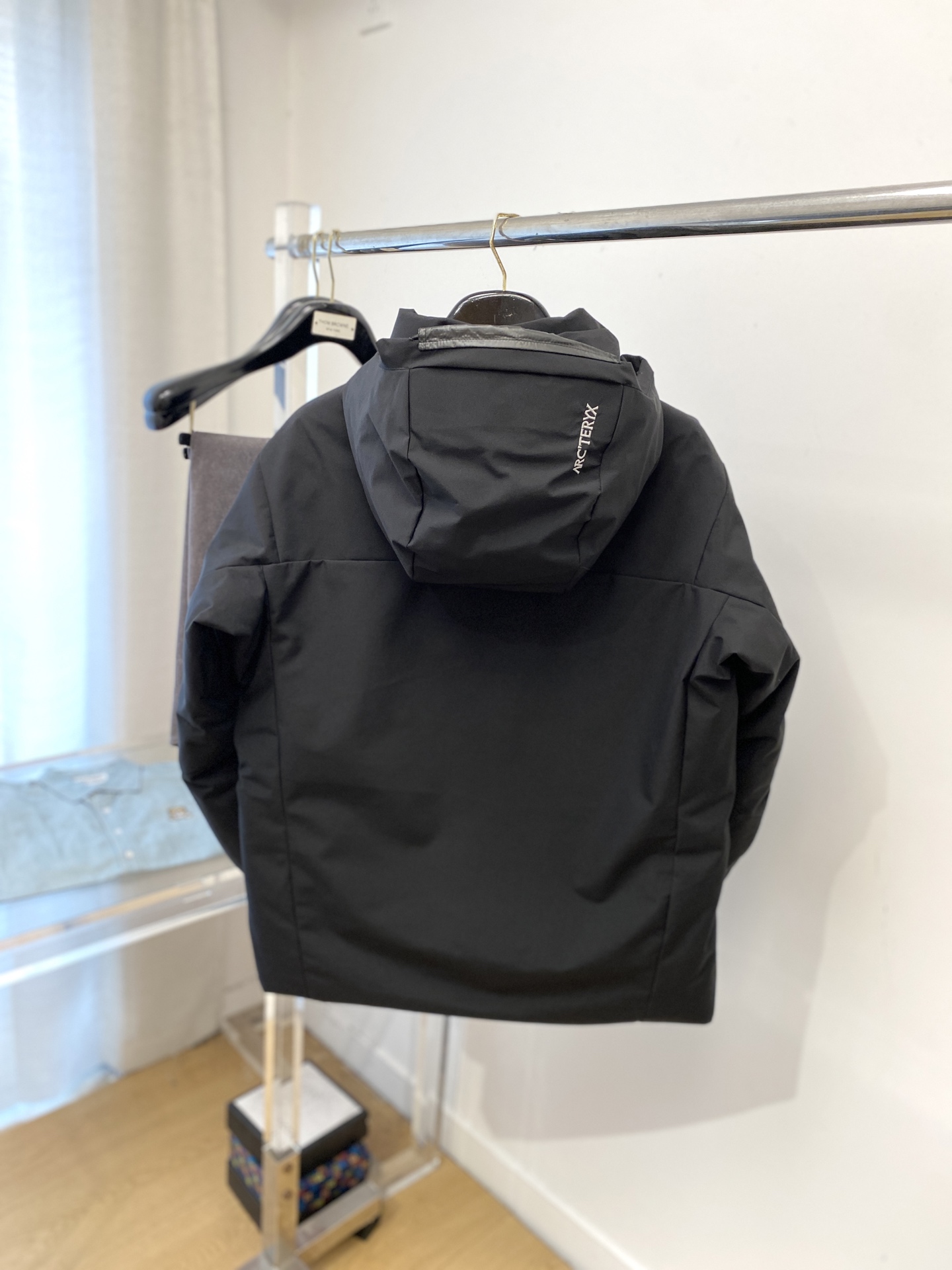 始祖鸟、最新款男士轻薄羽绒服、面料柔软舒适 ．上身版型超赞 ．拉链．辅料都是客供 、进口面料，轻便舒适，