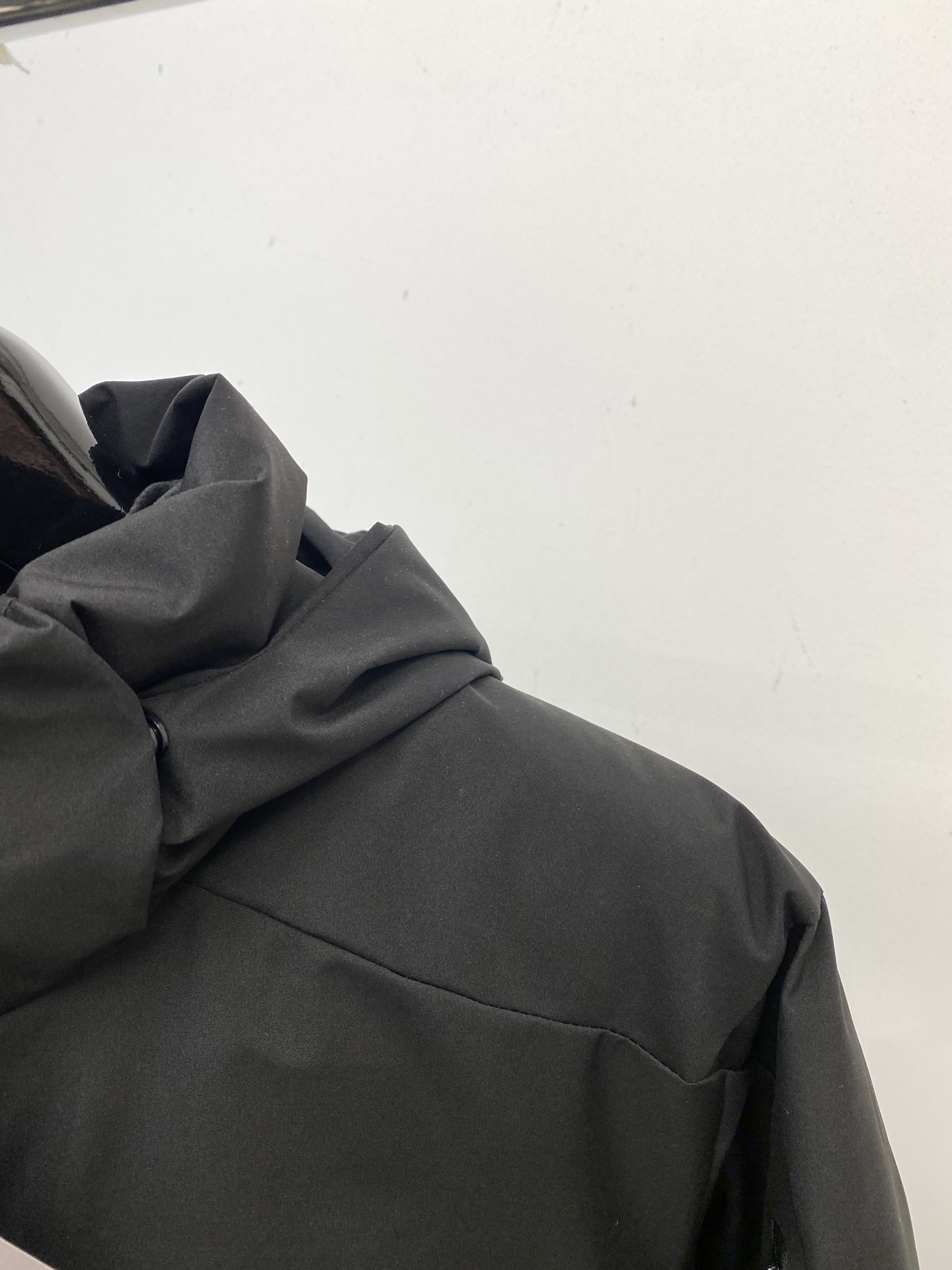 始祖鸟、最新款男士轻薄羽绒服、面料柔软舒适 ．上身版型超赞 ．拉链．辅料都是客供 、进口面料，轻便舒适，