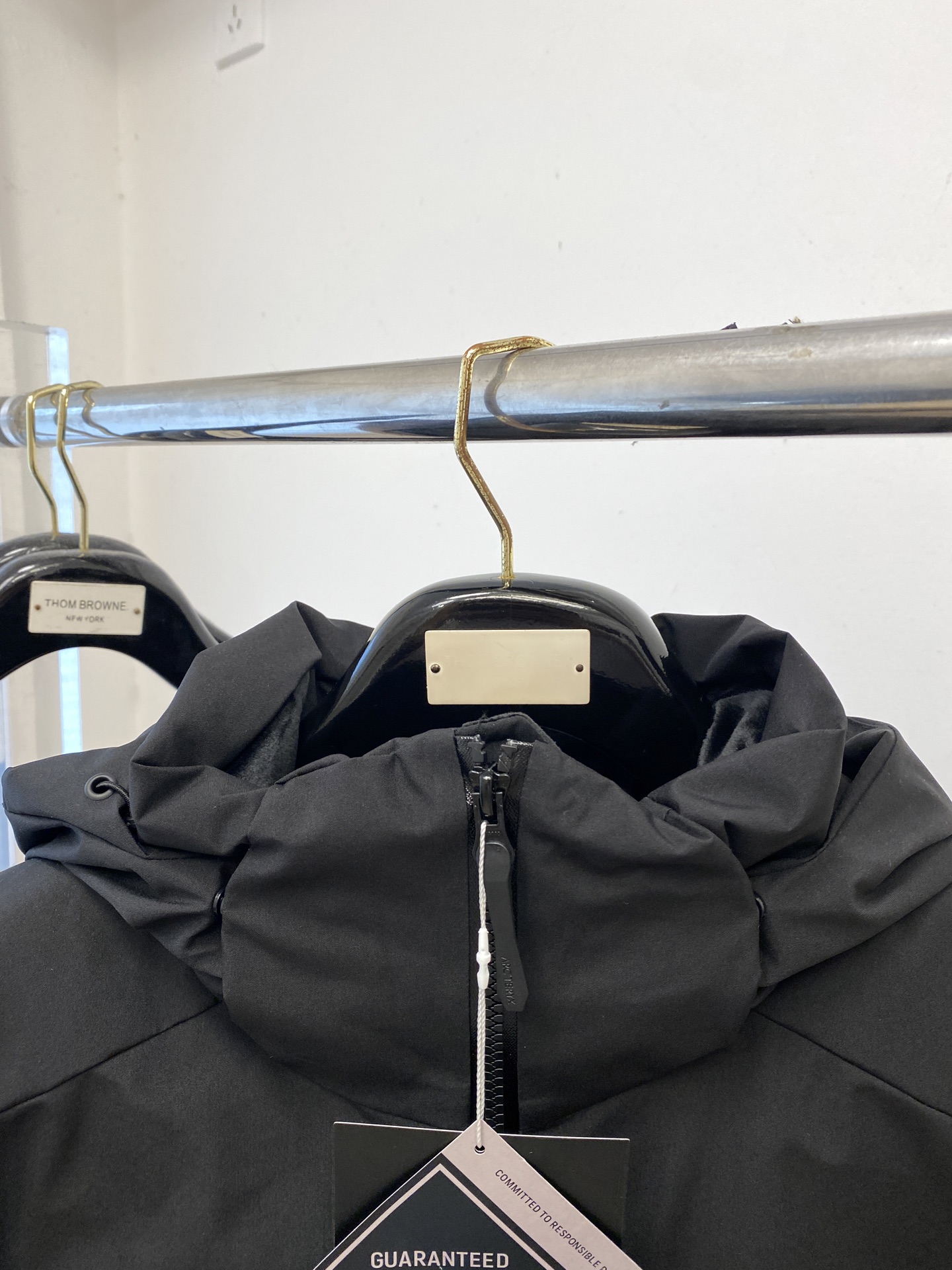 始祖鸟、最新款男士轻薄羽绒服、面料柔软舒适 ．上身版型超赞 ．拉链．辅料都是客供 、进口面料，轻便舒适，