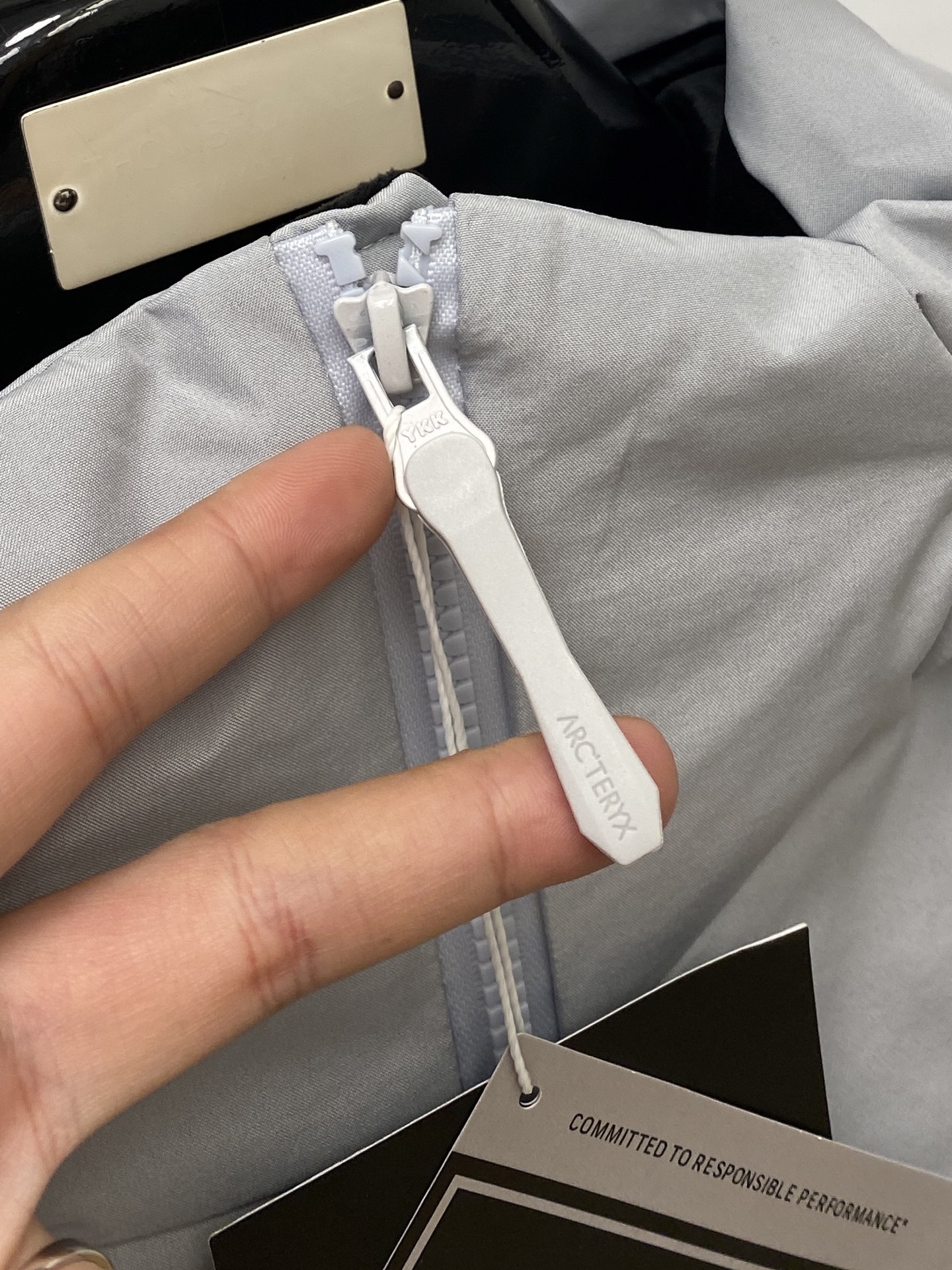 始祖鸟、最新款男士轻薄羽绒服、面料柔软舒适 ．上身版型超赞 ．拉链．辅料都是客供 、进口面料，轻便舒适，