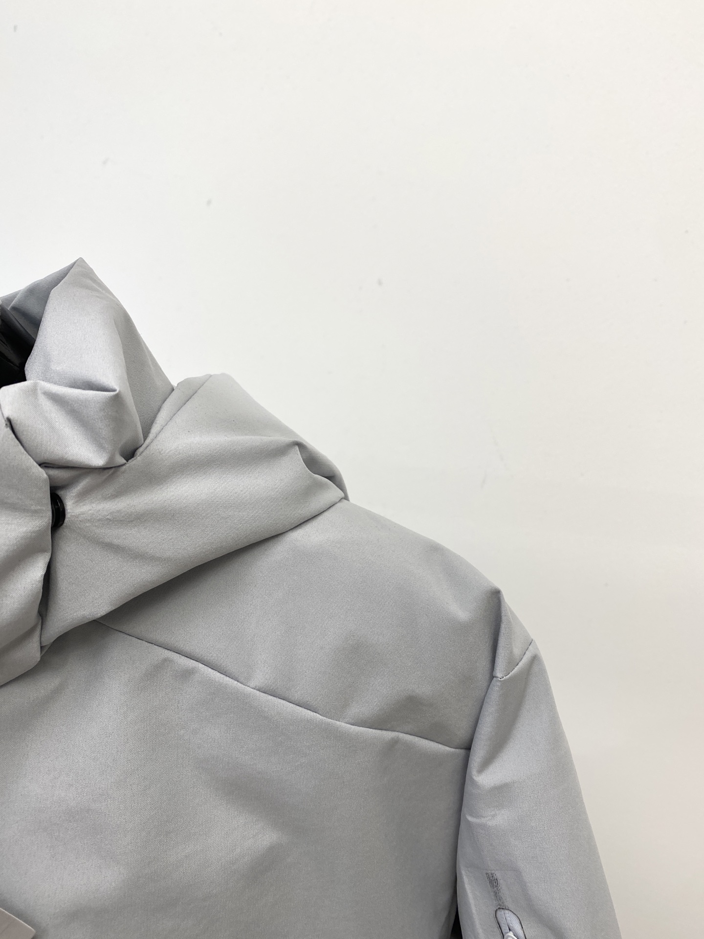 始祖鸟、最新款男士轻薄羽绒服、面料柔软舒适 ．上身版型超赞 ．拉链．辅料都是客供 、进口面料，轻便舒适，