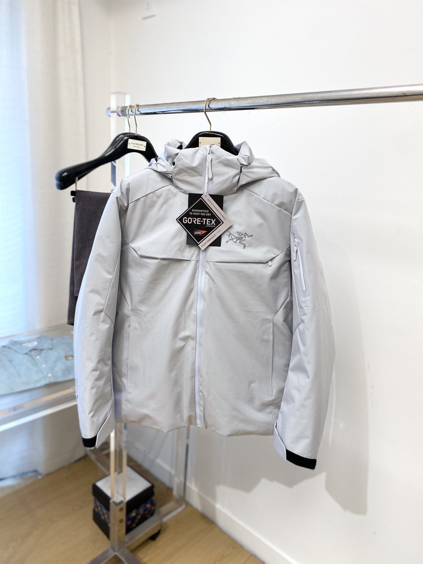 始祖鸟、最新款男士轻薄羽绒服、面料柔软舒适 ．上身版型超赞 ．拉链．辅料都是客供 、进口面料，轻便舒适，
