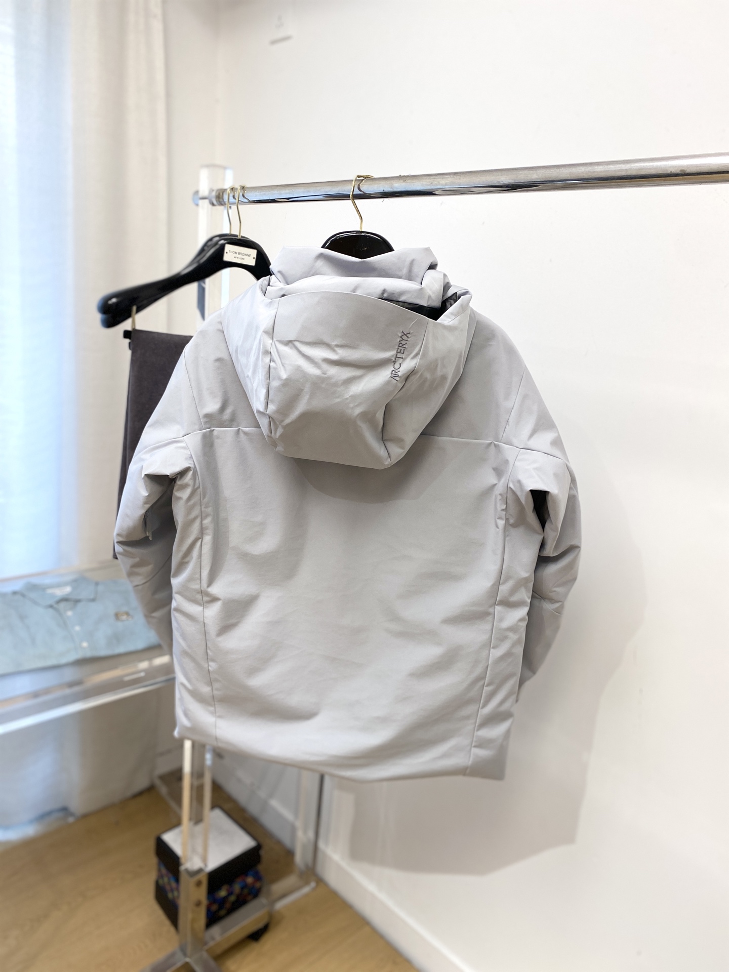 始祖鸟、最新款男士轻薄羽绒服、面料柔软舒适 ．上身版型超赞 ．拉链．辅料都是客供 、进口面料，轻便舒适，