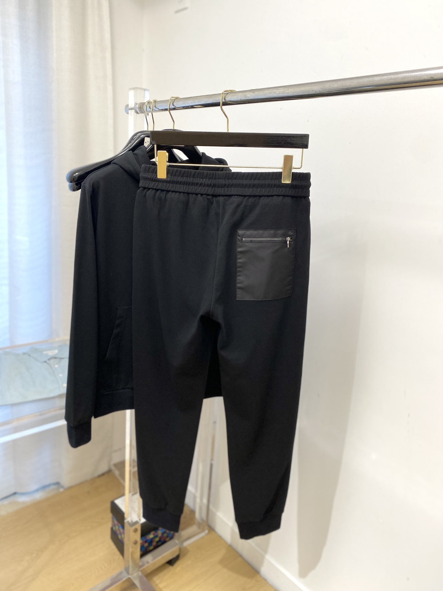 ￼路易威登、2025最新品，时尚休闲套装，顶级原版面料打造，穿着舒适，吸湿性透气性都非常良好，色牢度超高