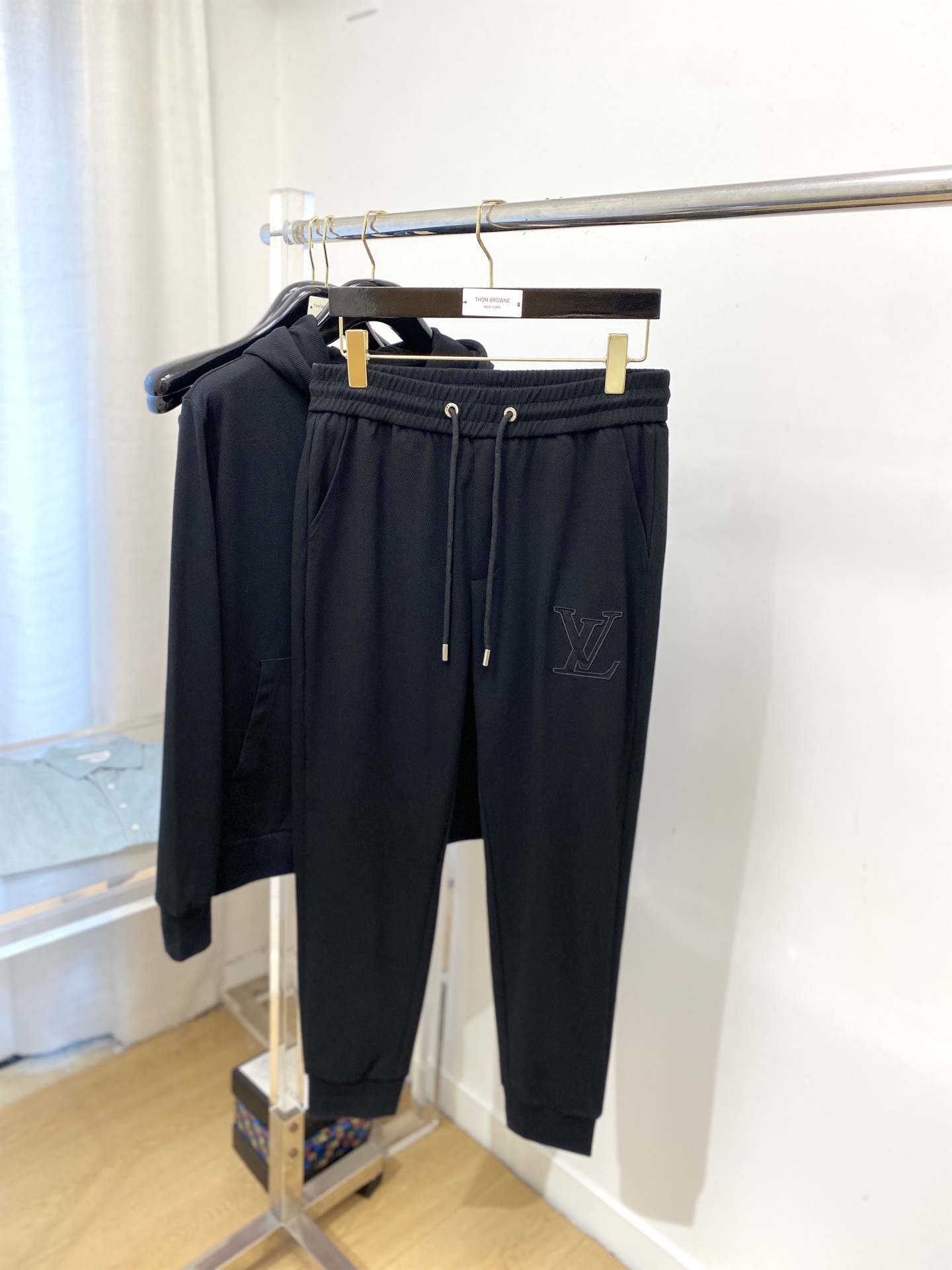 ￼路易威登、2025最新品，时尚休闲套装，顶级原版面料打造，穿着舒适，吸湿性透气性都非常良好，色牢度超高