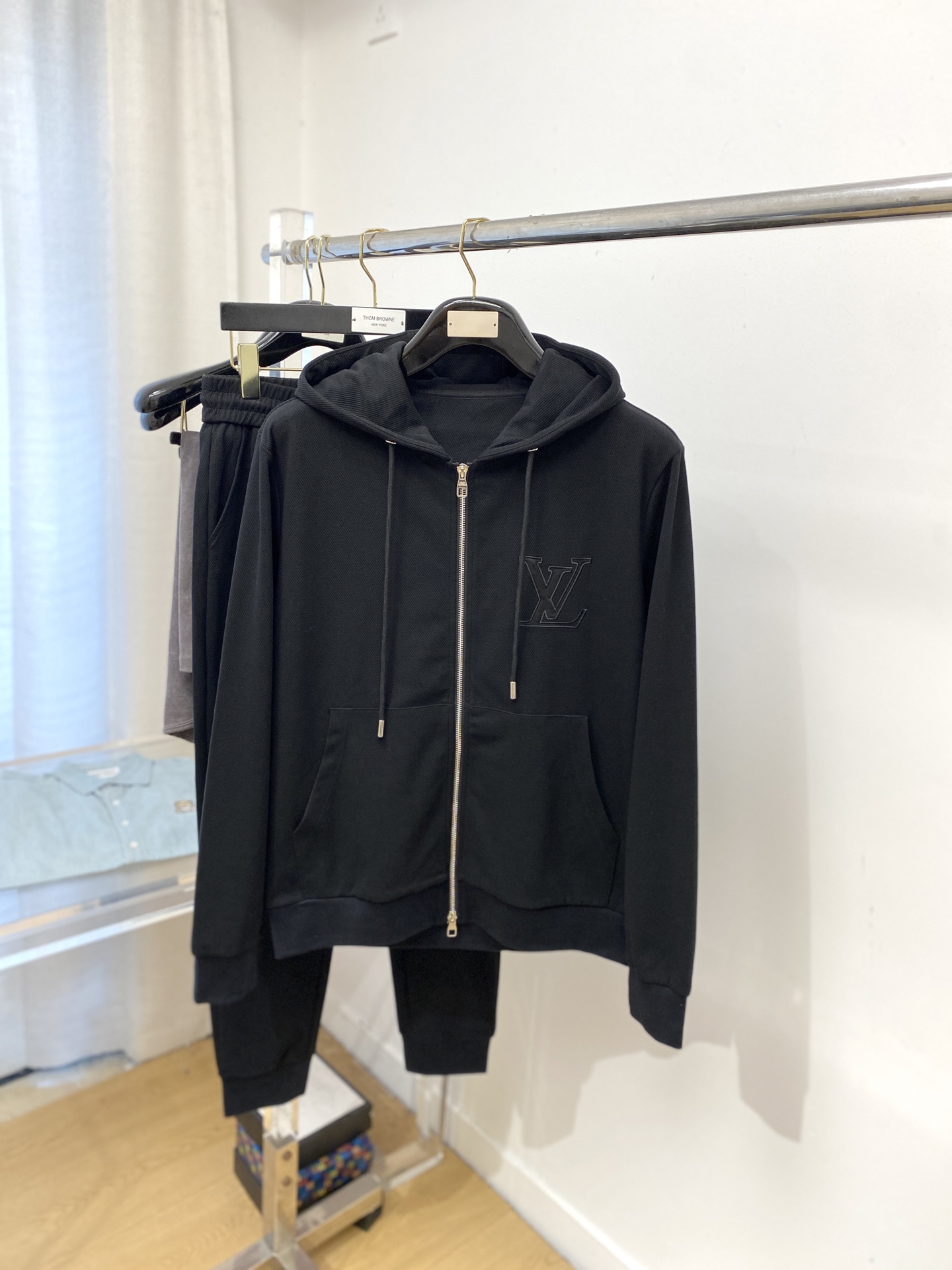 NO:537548,Louis Vuitton, the latest products in 2025, fashionable and casual suits, top-grade original fabrics, comfortable to wear, good moisture absorption and breathability, and extremely high color fastness!  Both the inside and the outside are very good. M-3XL, louis vuitton, alexander wang19860909路易威登、2025最新品,时尚休闲套装,顶级原版面料打造,穿着舒适,吸湿性透气性都非常良好,色牢度超高！无论内搭还是外穿都非常出彩码数M-3XL,,louis vuitton,alexander wang,Men's clothing