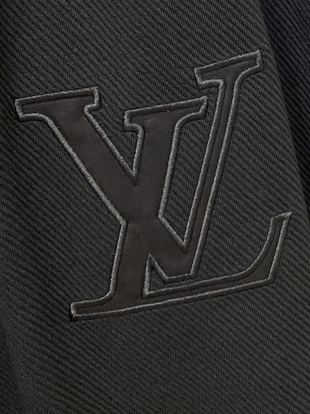 ￼路易威登、2025最新品，时尚休闲套装，顶级原版面料打造，穿着舒适，吸湿性透气性都非常良好，色牢度超高