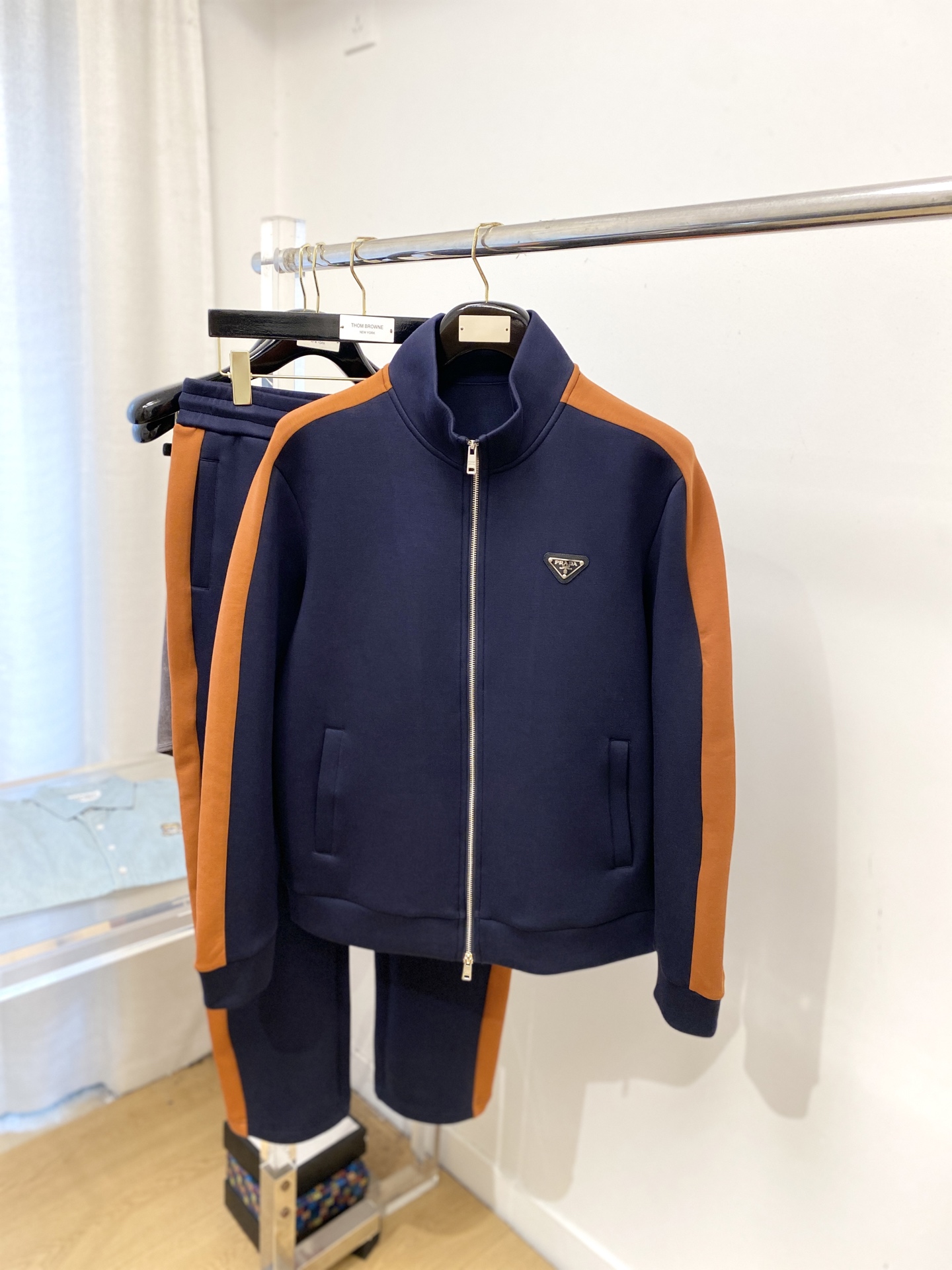 NO:537546,Prada, the latest products in 2025, fashionable and casual suits, top-grade original fabrics, comfortable to wear, good moisture absorption and breathability, and extremely high color fastness!  Both the inside and the outside are very good.19860909普拉达、2025最新品,时尚休闲套装,顶级原版面料打造,穿着舒适,吸湿性透气性都非常良好,色牢度超高！无论内搭还是外穿都非常出彩码数M-3XL,,prada,alexander wang,Men's clothing