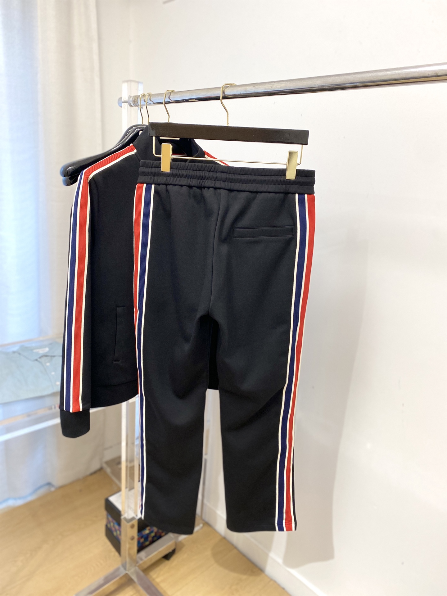 蒙口、2025最新品，时尚休闲套装，顶级原版面料打造，穿着舒适，吸湿性透气性都非常良好，色牢度超高！无论