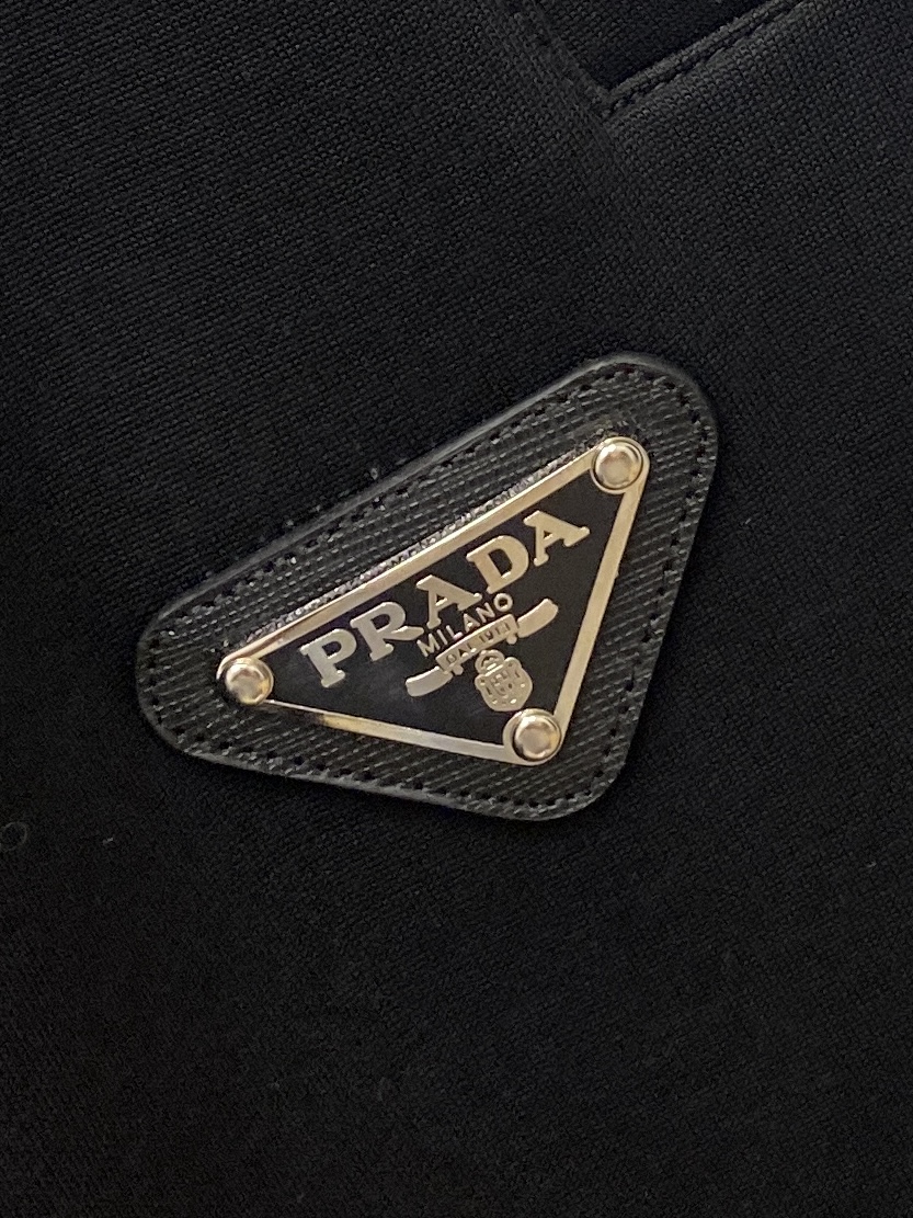 普拉达、2025最新品，时尚休闲套装，顶级原版面料打造，穿着舒适，吸湿性透气性都非常良好，色牢度超高！无