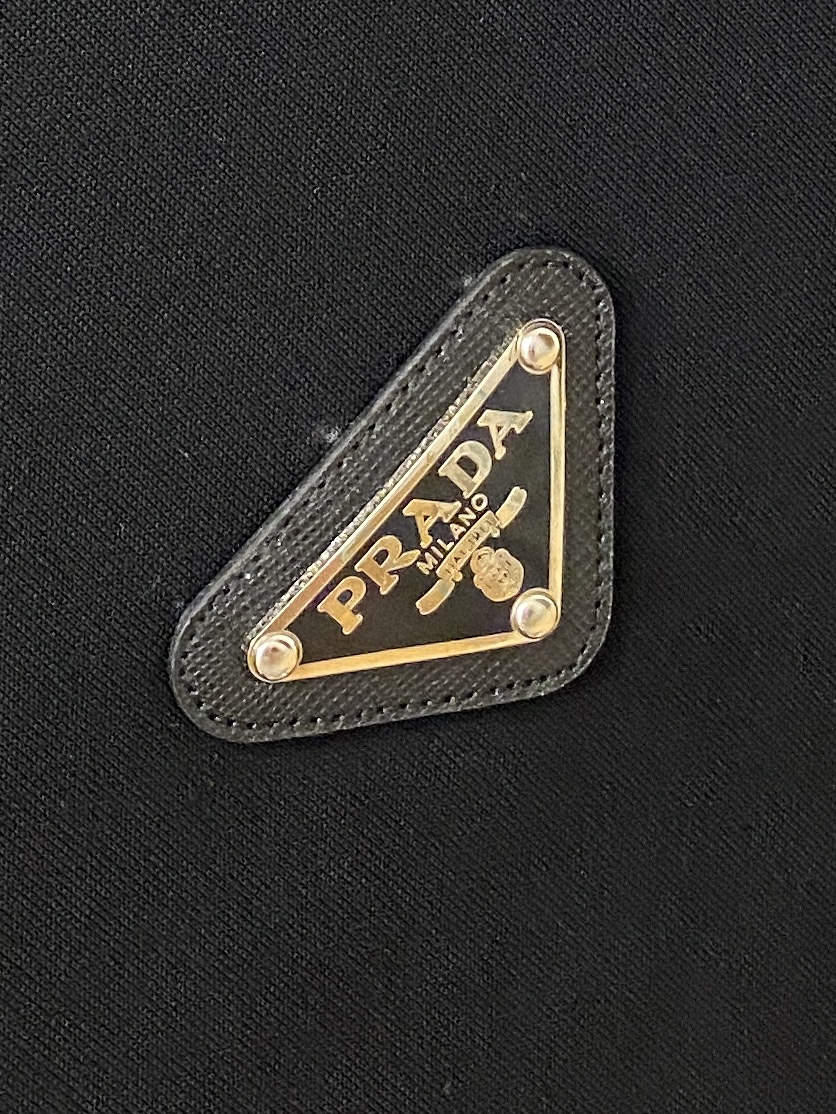 普拉达、2025最新品，时尚休闲套装，顶级原版面料打造，穿着舒适，吸湿性透气性都非常良好，色牢度超高！无