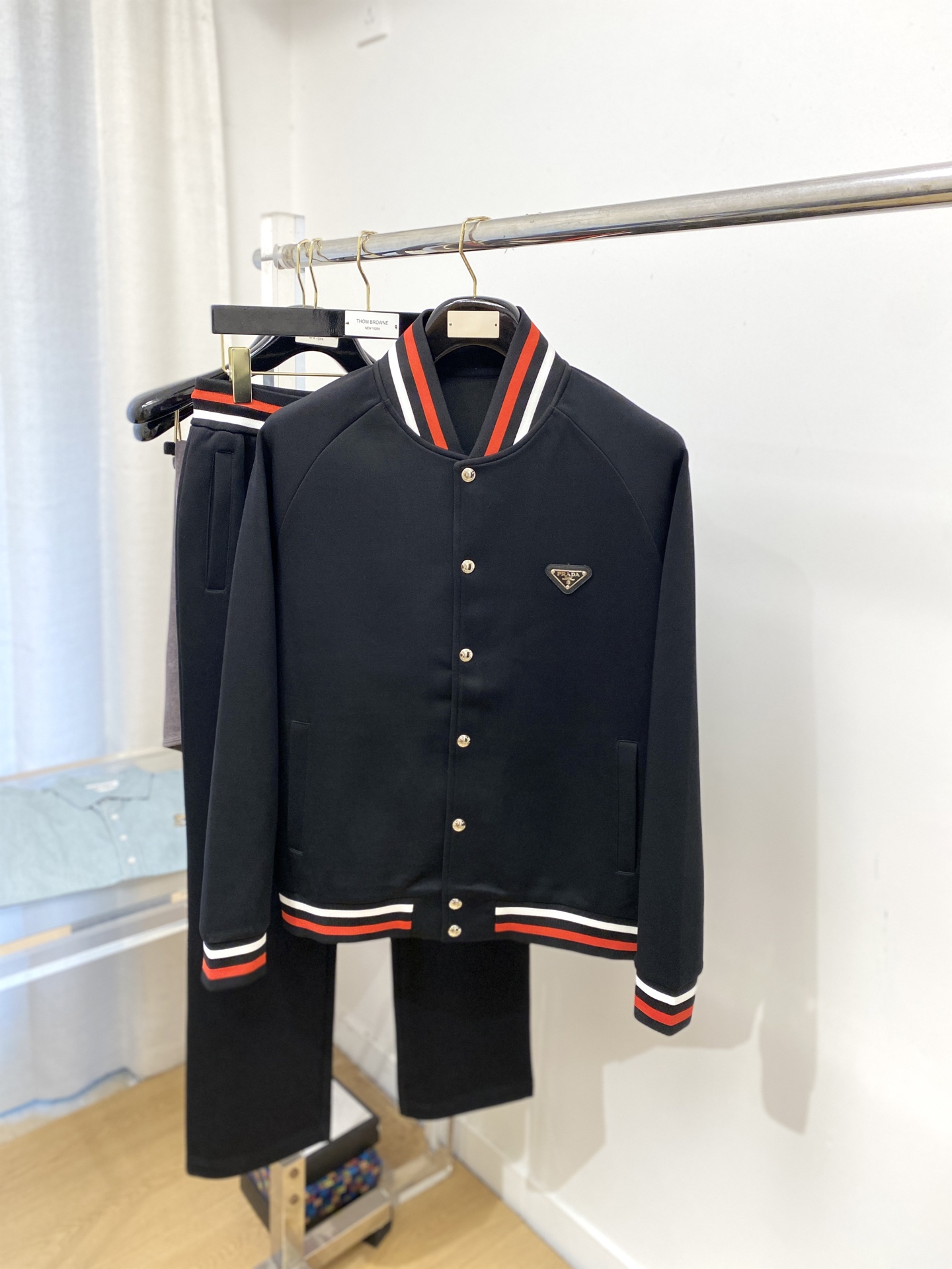 NO:537542,Prada, the latest products in 2025, fashionable and casual suits, top-grade original fabrics, comfortable to wear, good moisture absorption and breathability, and extremely high color fastness!  Both the inside and the outside are very good.19860909普拉达、2025最新品,时尚休闲套装,顶级原版面料打造,穿着舒适,吸湿性透气性都非常良好,色牢度超高！无论内搭还是外穿都非常出彩码数M-3XL,,prada,alexander wang,Men's clothing