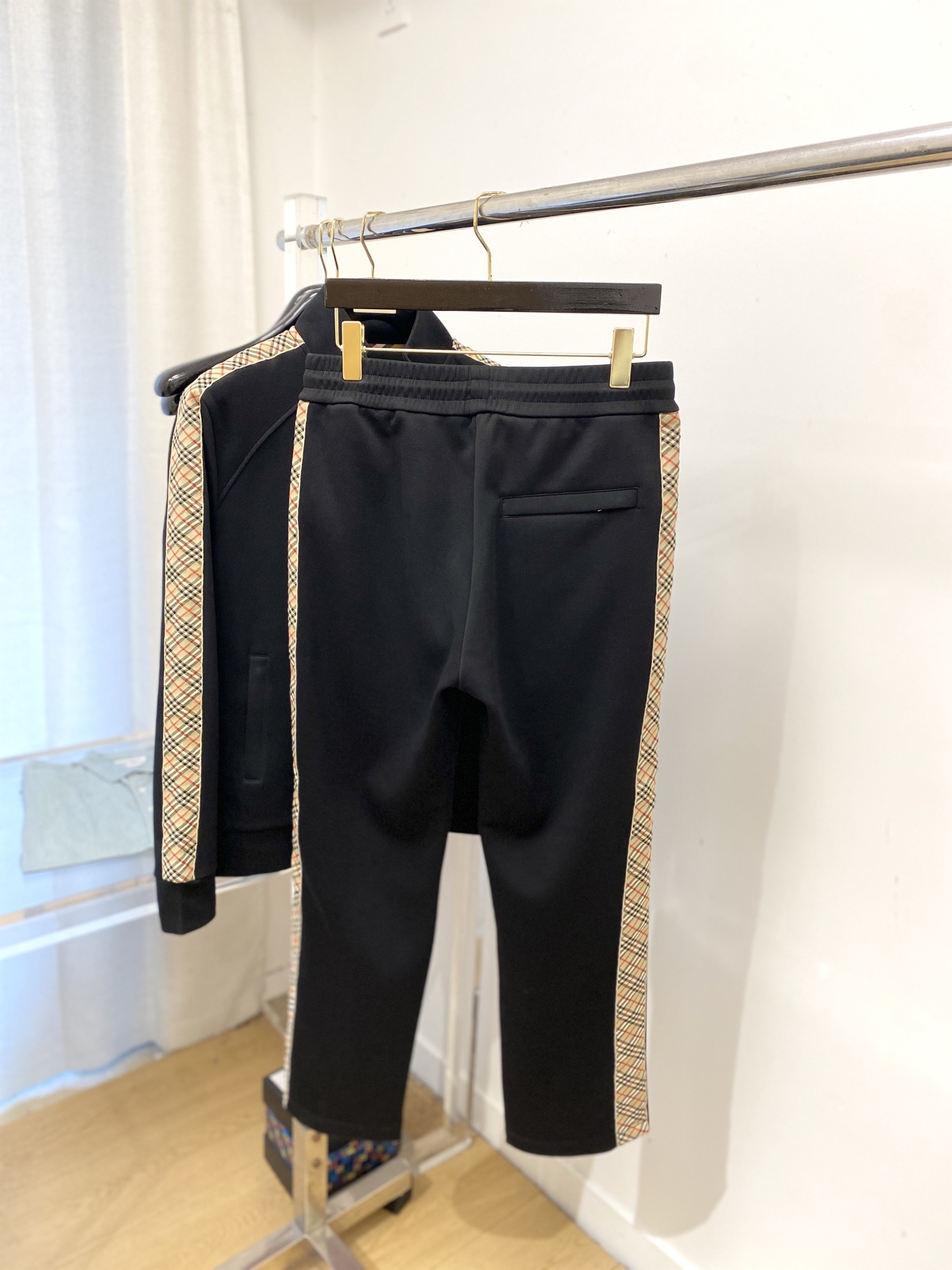 巴宝莉、2025最新品，时尚休闲套装，顶级原版面料打造，穿着舒适，吸湿性透气性都非常良好，色牢度超高！无