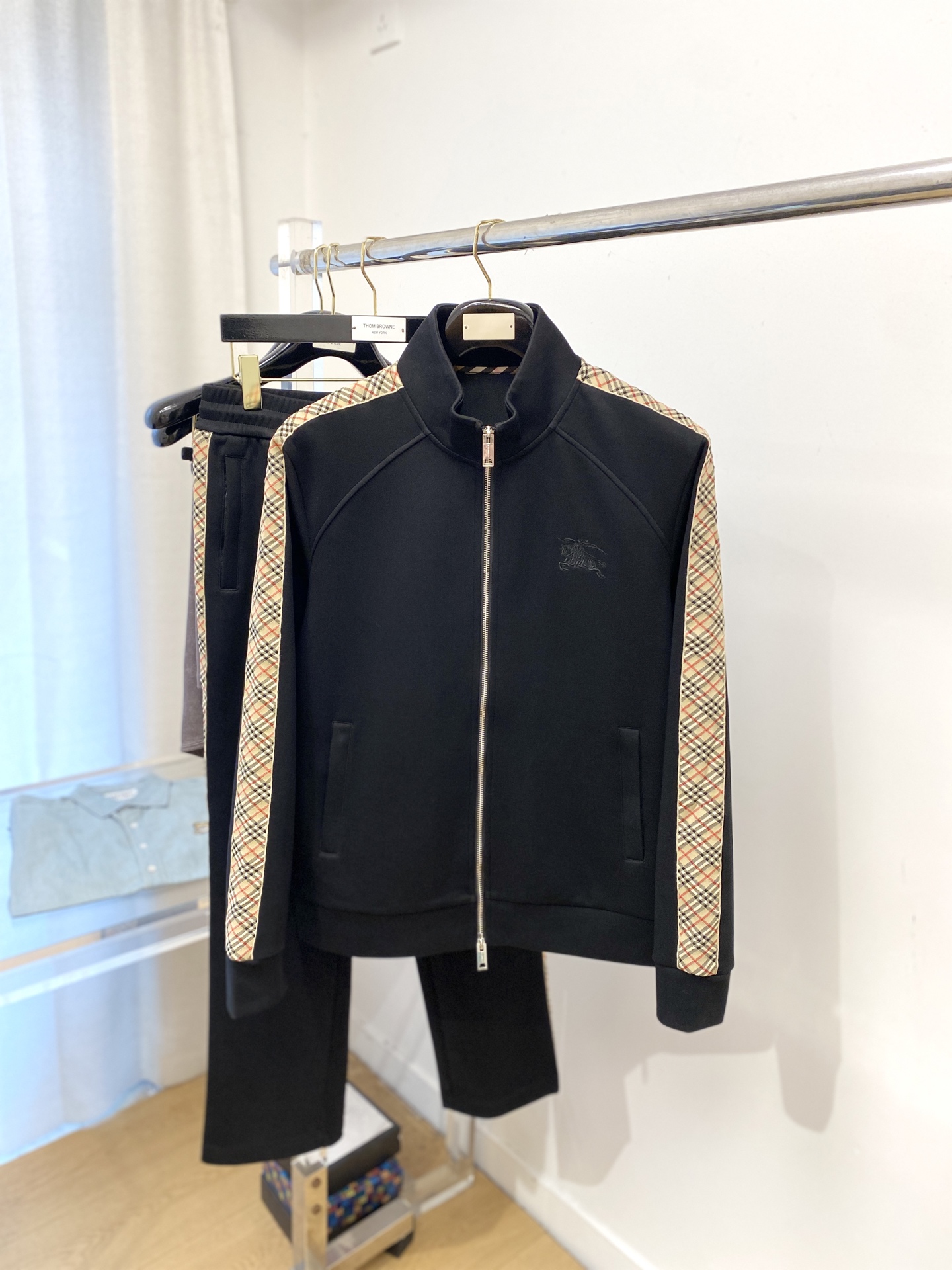 NO:537537,Burberry, the latest products in 2025, fashionable and casual suits, top-grade original fabrics, comfortable to wear, good moisture absorption and breathability, and extremely high color fastness!  Both the inside and the outside are very good. M-3XL, burberry, alexander wang19860909巴宝莉、2025最新品,时尚休闲套装,顶级原版面料打造,穿着舒适,吸湿性透气性都非常良好,色牢度超高！无论内搭还是外穿都非常出彩码数M-3XL,,burberry,alexander wang,Men's clothing