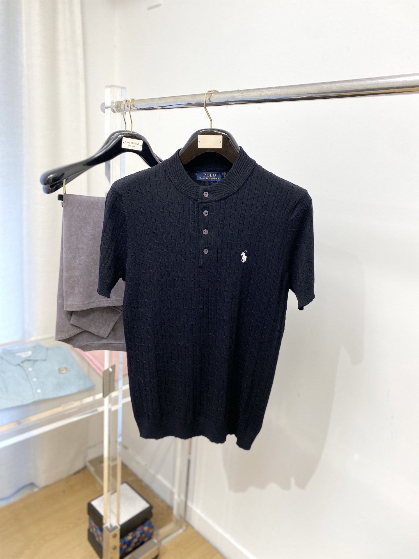 NO:537524,POLO, the latest knitted short-sleeved T-shirt in 2025, handsome and fashionable, exquisite embroidered pattern logo on the chest, simple and versatile style. The fabric cotton is not only crisp, maintains the trendy silhouette, and is also comfortable to wear, and the yarn is more delicate, the number M-3XL, T-shirt,tees, t-shirt,alexander wang19860909POLO、2025最新款针织短袖T恤,帅气时尚,胸前精致刺绣图案logo,简约百搭款.面料棉 不仅挺括,保持潮流的廓形,又穿着舒适,纱织更细腻,码数M-3XL,,T-shirt,tees，t-shirt,alexander wang,Men's clothing