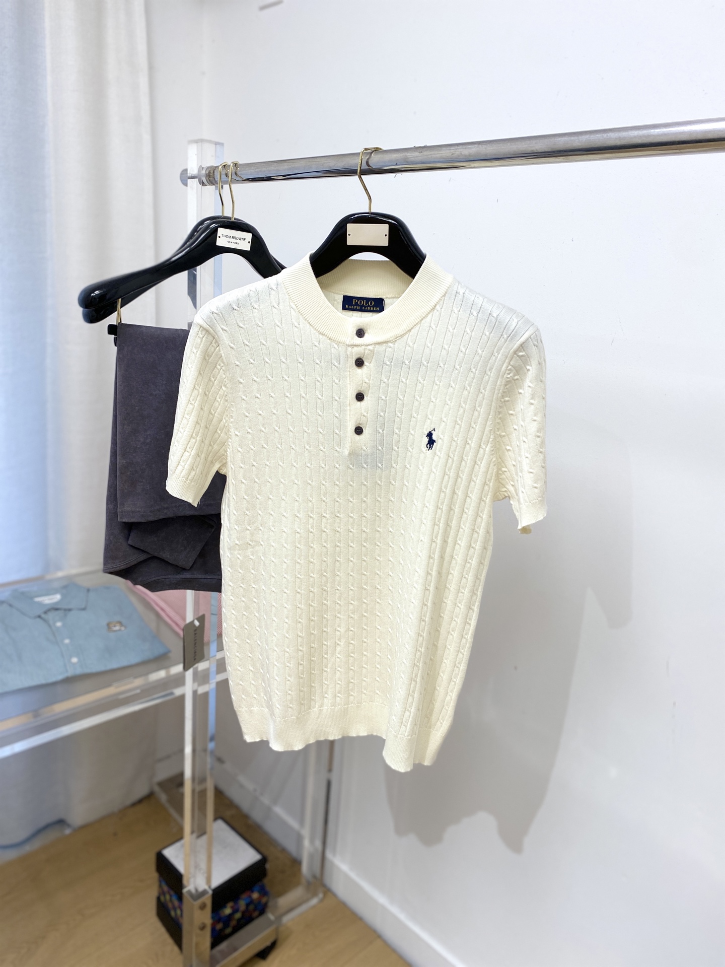 NO:537525,POLO, the latest knitted short-sleeved T-shirt in 2025, handsome and fashionable, exquisite embroidered pattern logo on the chest, simple and versatile style. The fabric cotton is not only crisp, maintains the trendy silhouette, and is also comfortable to wear, and the yarn is more delicate, the number M-3XL, T-shirt,tees, t-shirt,alexander wang19860909POLO、2025最新款针织短袖T恤,帅气时尚,胸前精致刺绣图案logo,简约百搭款.面料棉 不仅挺括,保持潮流的廓形,又穿着舒适,纱织更细腻,码数M-3XL,,T-shirt,tees，t-shirt,alexander wang,Men's clothing