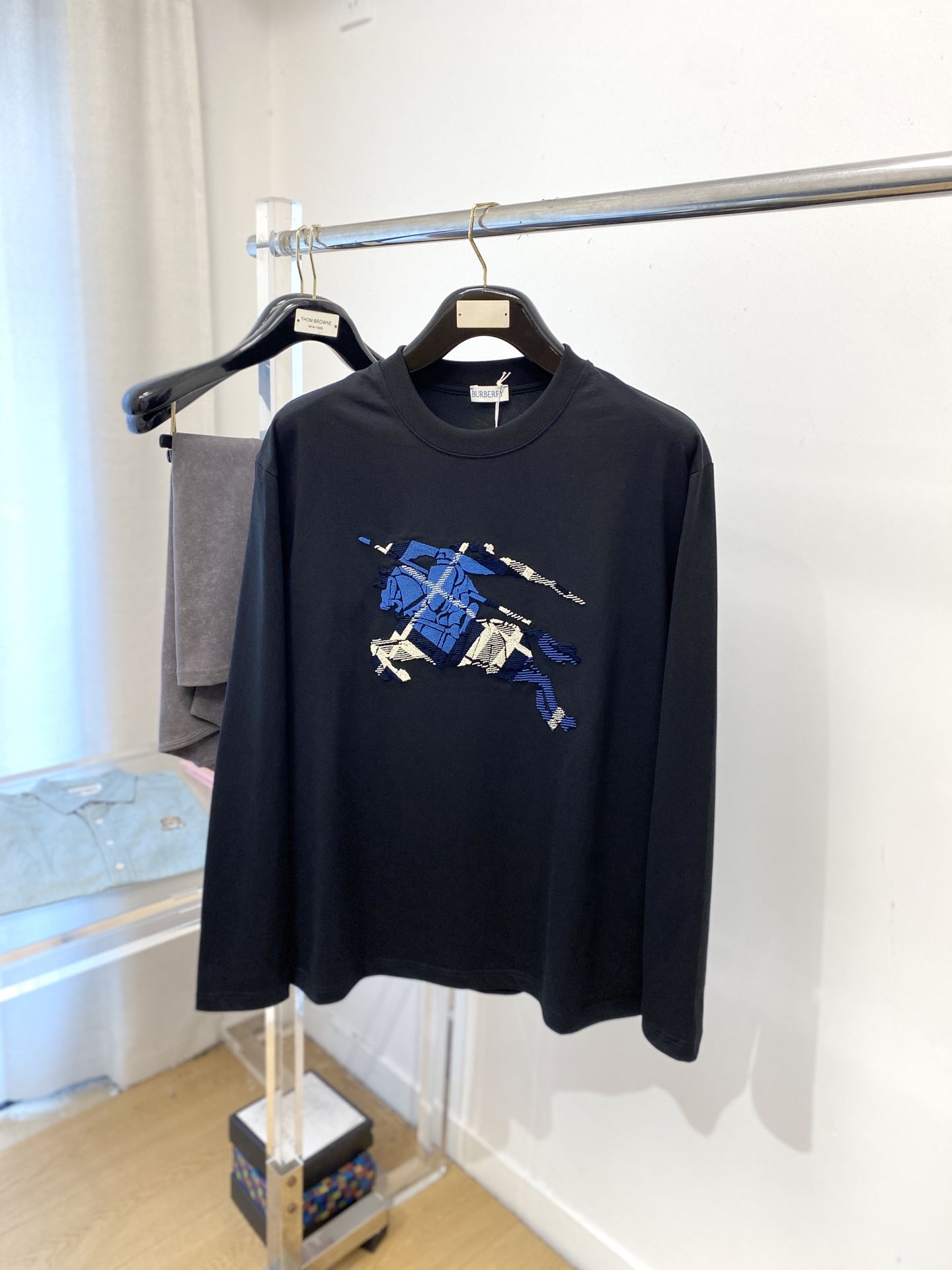 NO:537545,Burberry, 2025 new product long sleeves, handsome and fashionable, exquisite embroidered pattern logo on the chest, simple and versatile style. The fabric cotton is not only crisp, maintains a fashionable silhouette, but also comfortable to wear, and the yarn is more delicate, the number of code XS-XL, burberry, alexander wang19860909巴宝莉、2025新品长袖,帅气时尚,胸前精致刺绣图案logo,简约百搭款.面料棉 不仅挺括,保持潮流的廓形,又穿着舒适,纱织更细腻,码数XS-XL,,burberry,alexander wang,Men's clothing