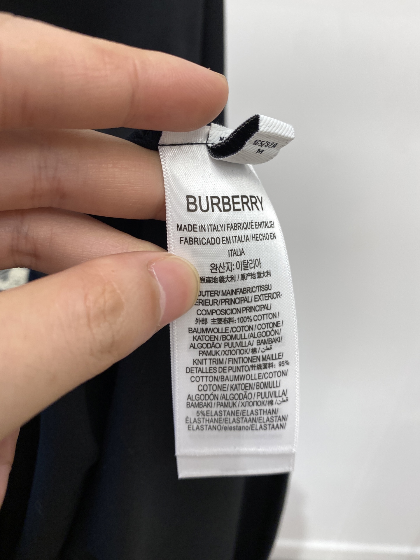 ￼ 巴宝莉、2025新品长袖，帅气时尚，胸前精致刺绣图案logo，简约百搭款。面料棉 不仅挺括，保持潮流