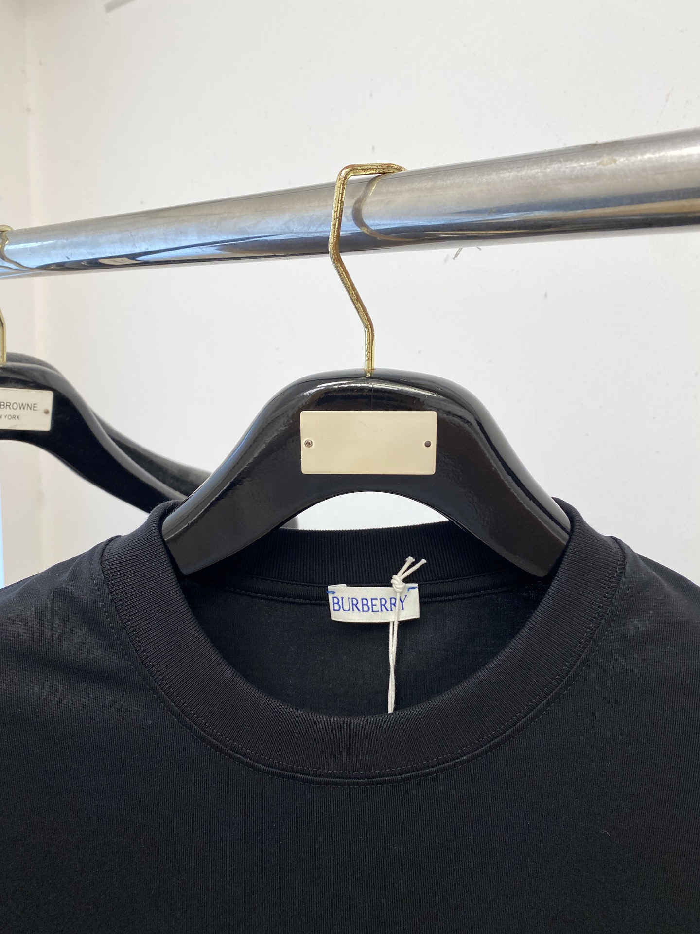 ￼ 巴宝莉、2025新品长袖，帅气时尚，胸前精致刺绣图案logo，简约百搭款。面料棉 不仅挺括，保持潮流