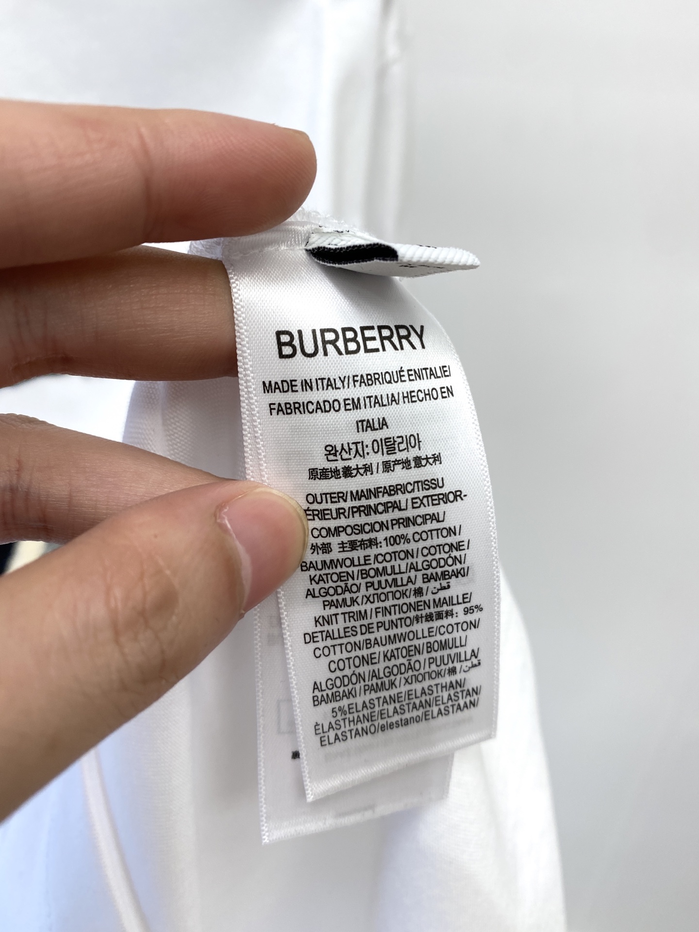 巴宝莉、2025新品长袖，帅气时尚，胸前精致刺绣图案logo，简约百搭款。面料棉 不仅挺括，保持潮流的廓