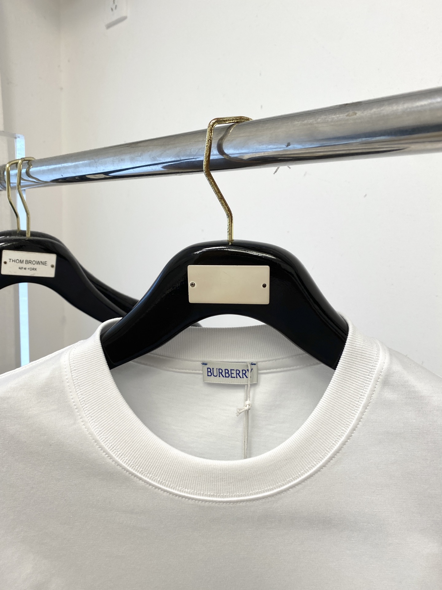 巴宝莉、2025新品长袖，帅气时尚，胸前精致刺绣图案logo，简约百搭款。面料棉 不仅挺括，保持潮流的廓