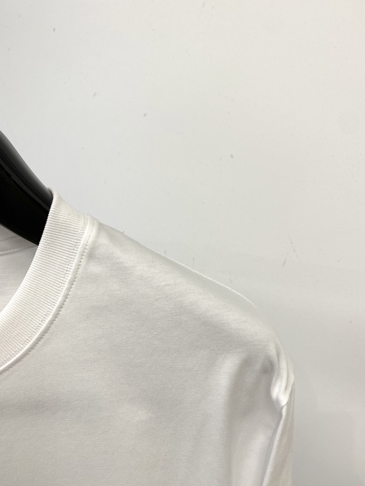 巴宝莉、2025新品长袖，帅气时尚，胸前精致刺绣图案logo，简约百搭款。面料棉 不仅挺括，保持潮流的廓