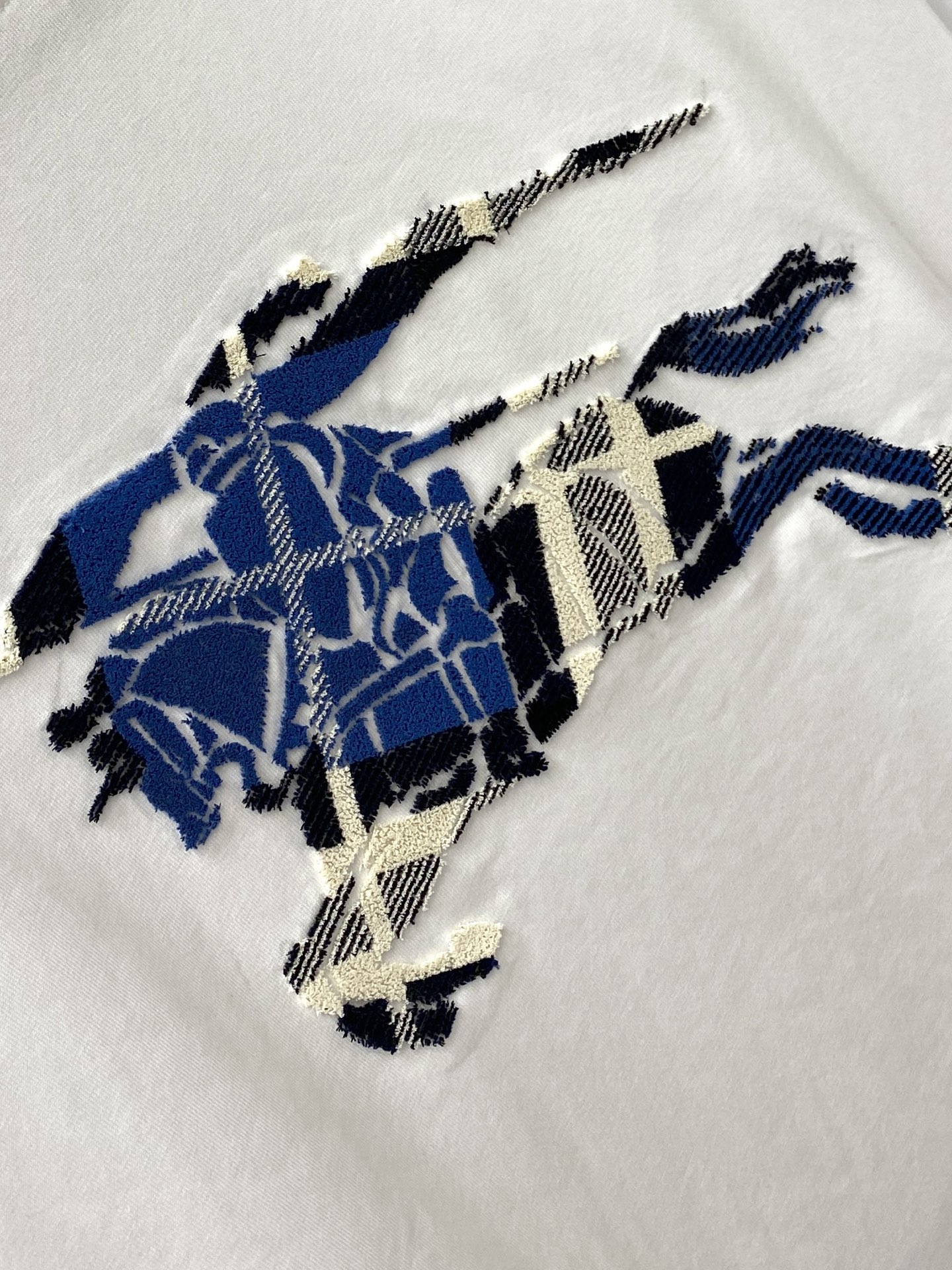 巴宝莉、2025新品长袖，帅气时尚，胸前精致刺绣图案logo，简约百搭款。面料棉 不仅挺括，保持潮流的廓