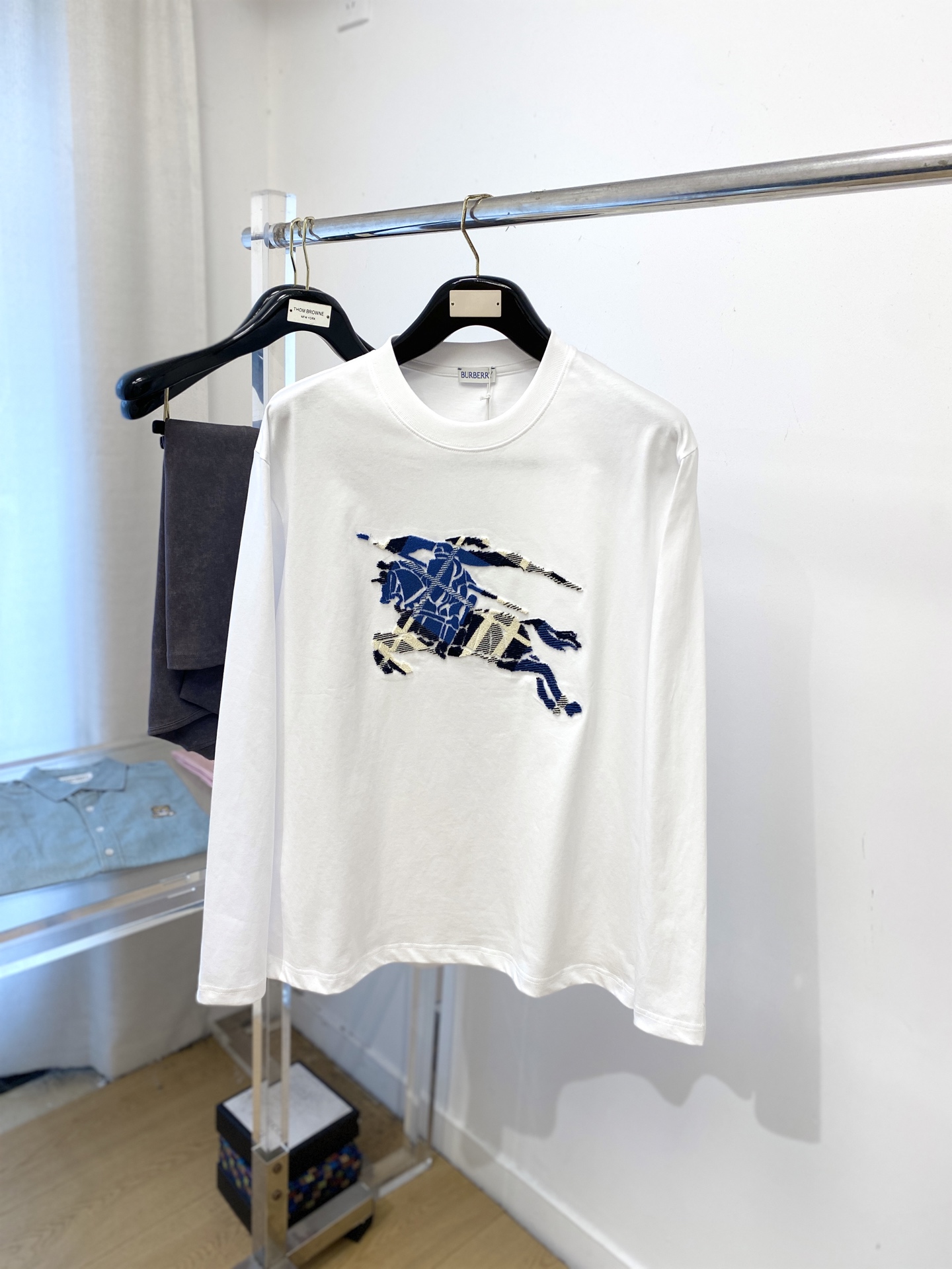 NO:537547,Burberry, 2025 new product long sleeves, handsome and fashionable, exquisite embroidered pattern logo on the chest, simple and versatile style. The fabric cotton is not only crisp, maintains a fashionable silhouette, but also comfortable to wear, and the yarn is more delicate, the number of code XS-XL, burberry, alexander wang19860909巴宝莉、2025新品长袖,帅气时尚,胸前精致刺绣图案logo,简约百搭款.面料棉 不仅挺括,保持潮流的廓形,又穿着舒适,纱织更细腻,码数XS-XL,,burberry,alexander wang,Men's clothing