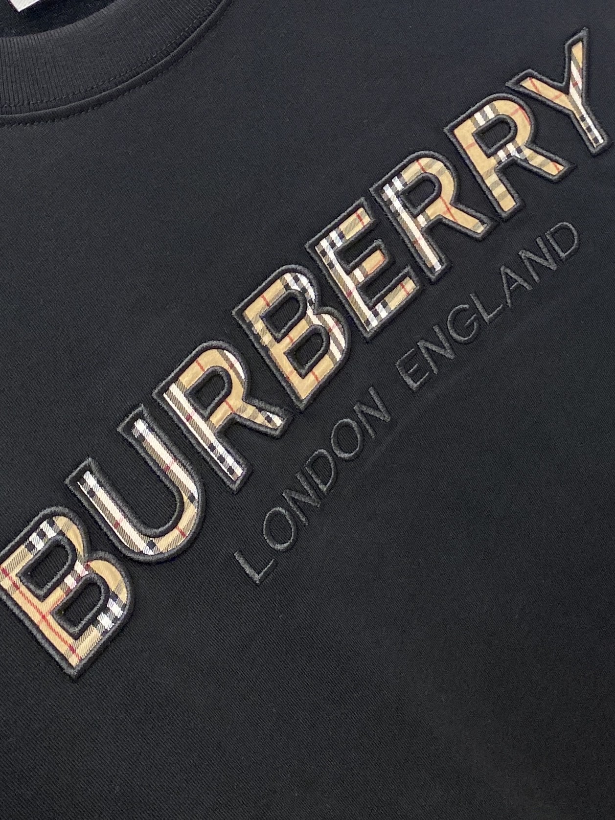 巴宝莉、2025新品长袖，帅气时尚，胸前精致刺绣字母logo，简约百搭款。面料棉 不仅挺括，保持潮流的廓