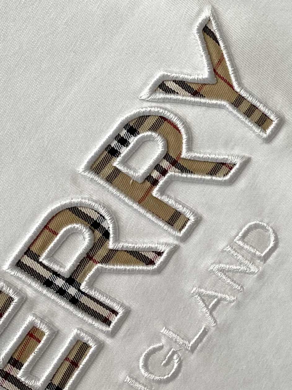 巴宝莉、2025新品长袖，帅气时尚，胸前精致刺绣字母logo，简约百搭款。面料棉 不仅挺括，保持潮流的廓