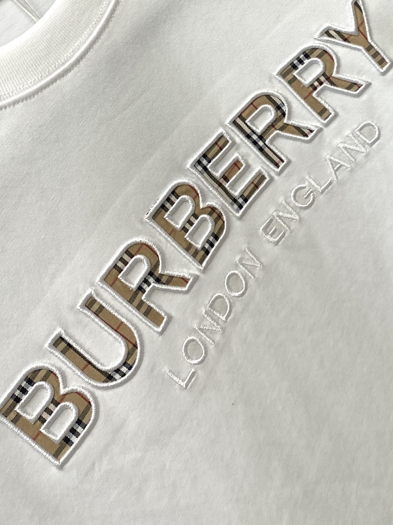 巴宝莉、2025新品长袖，帅气时尚，胸前精致刺绣字母logo，简约百搭款。面料棉 不仅挺括，保持潮流的廓