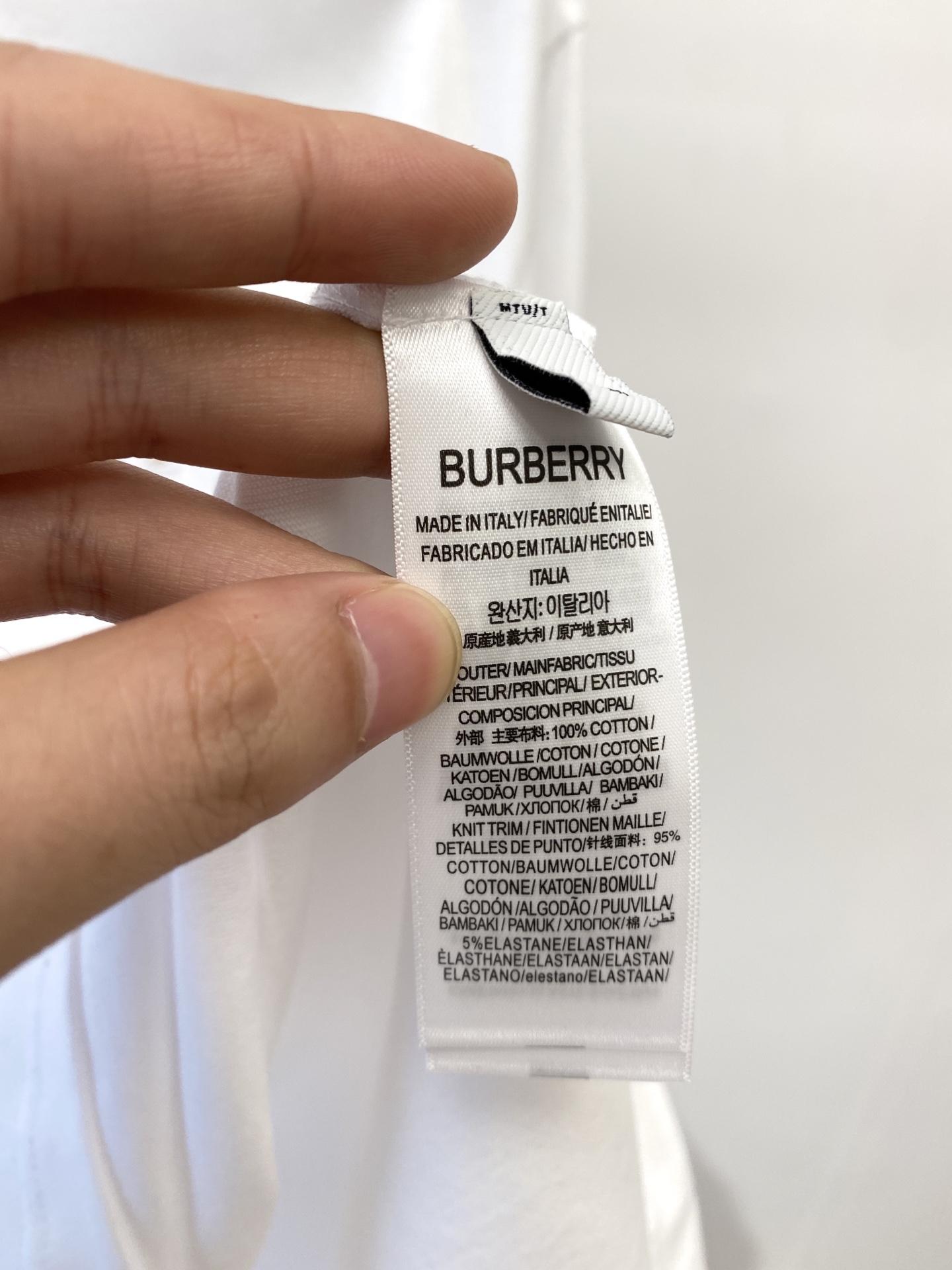 巴宝莉、2025新品长袖，帅气时尚，胸前精致刺绣字母logo，简约百搭款。面料棉 不仅挺括，保持潮流的廓