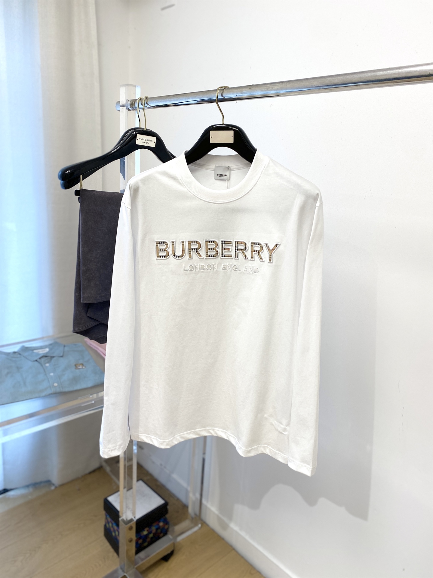 NO:537549,Burberry, 2025 new product long sleeves, handsome and fashionable, exquisite embroidered letter logo on the chest, simple and versatile style. The fabric cotton is not only crisp, maintains the trendy silhouette, but also comfortable to wear, and the yarn is more delicate, the number of code XS-XL, burberry, alexander wang19860909巴宝莉、2025新品长袖,帅气时尚,胸前精致刺绣字母logo,简约百搭款.面料棉 不仅挺括,保持潮流的廓形,又穿着舒适,纱织更细腻,码数XS-XL,,burberry,alexander wang,Men's clothing