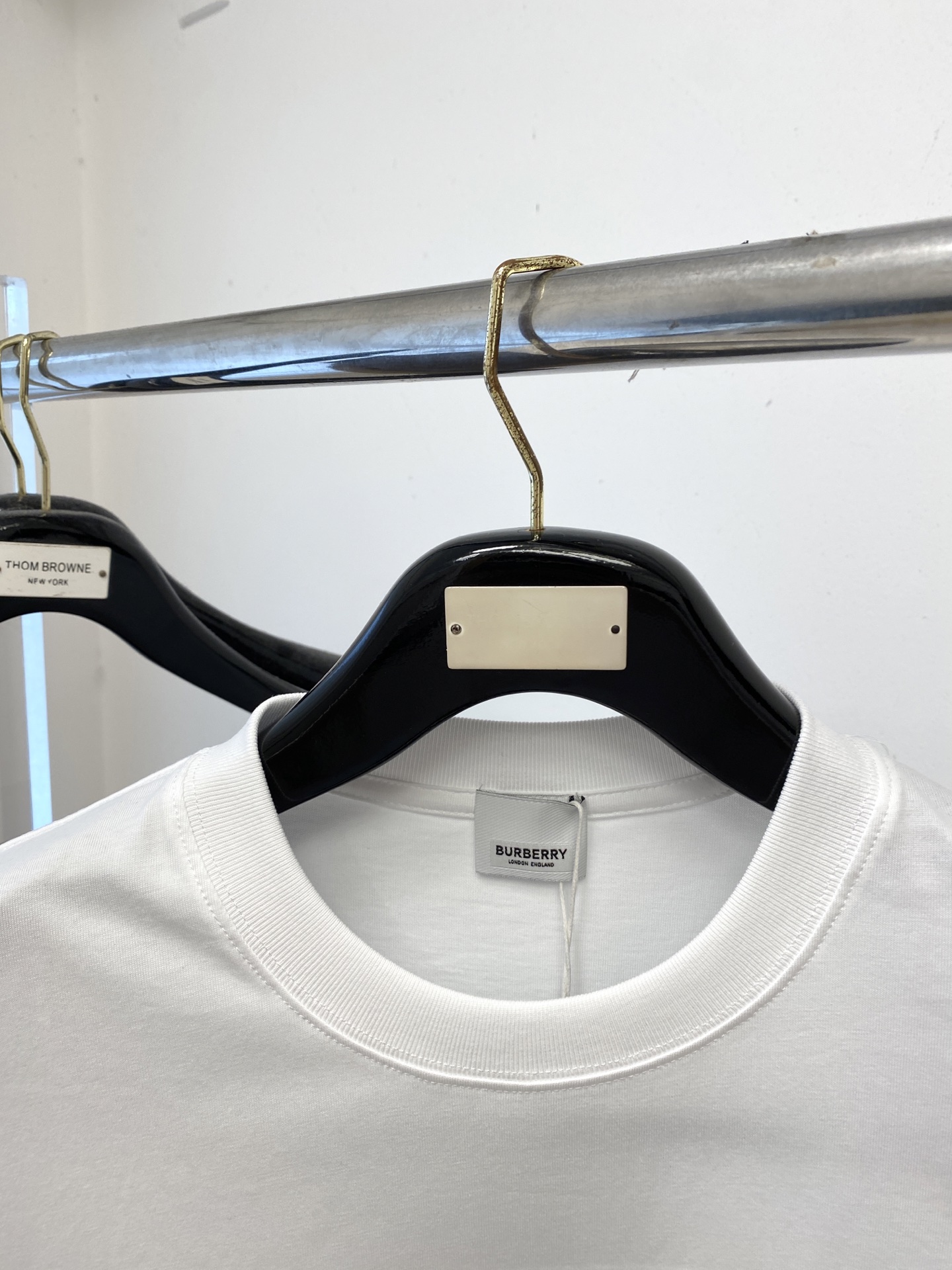 巴宝莉、2025新品长袖，帅气时尚，胸前精致刺绣字母logo，简约百搭款。面料棉 不仅挺括，保持潮流的廓