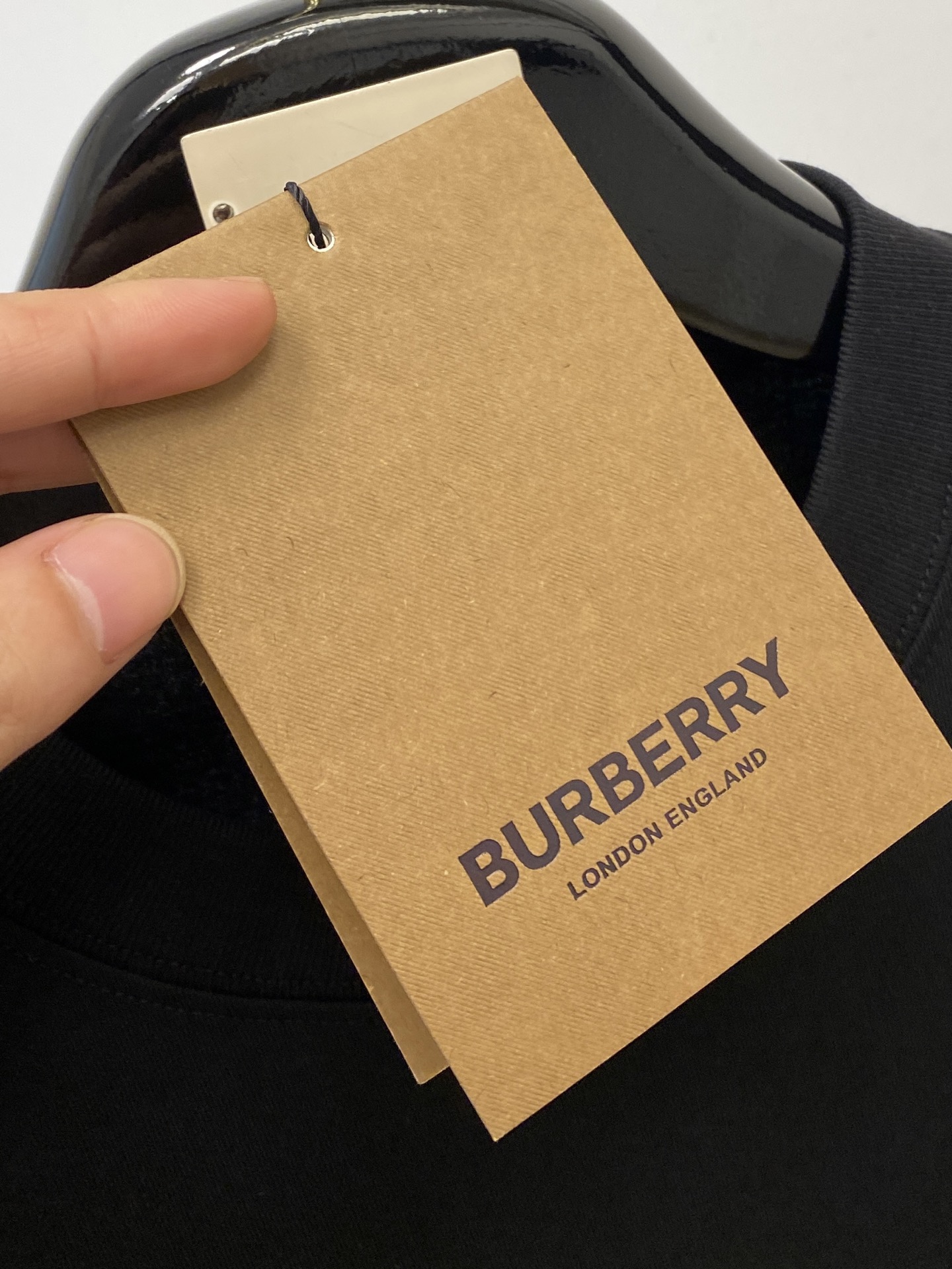 巴宝莉、2025新品长袖，帅气时尚，胸前精致刺绣图案字母logo，简约百搭款。面料棉 不仅挺括，保持潮流