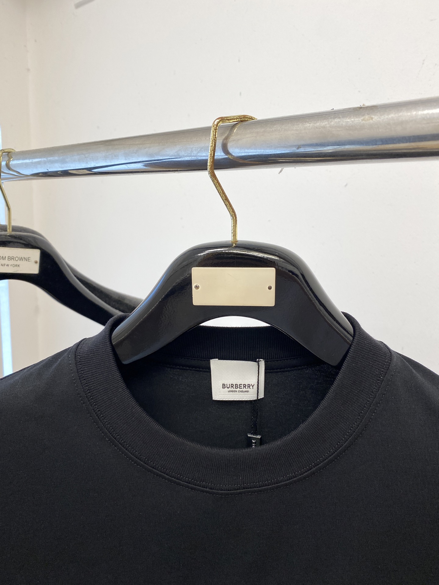 巴宝莉、2025新品长袖，帅气时尚，胸前精致刺绣图案字母logo，简约百搭款。面料棉 不仅挺括，保持潮流