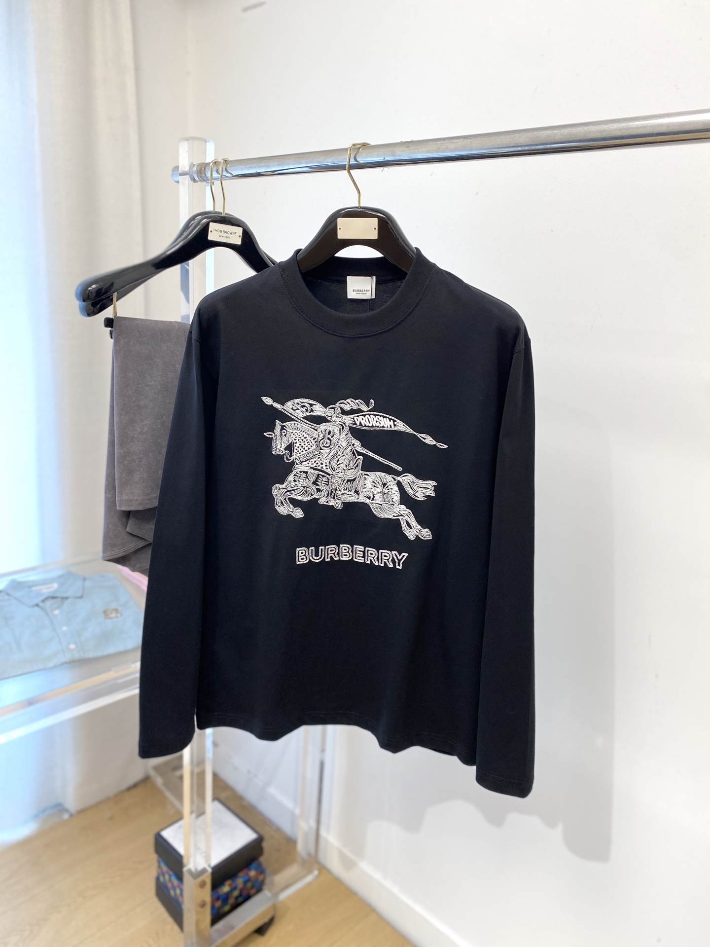 巴宝莉、2025新品长袖，帅气时尚，胸前精致刺绣图案字母logo，简约百搭款。面料棉 不仅挺括，保持潮流