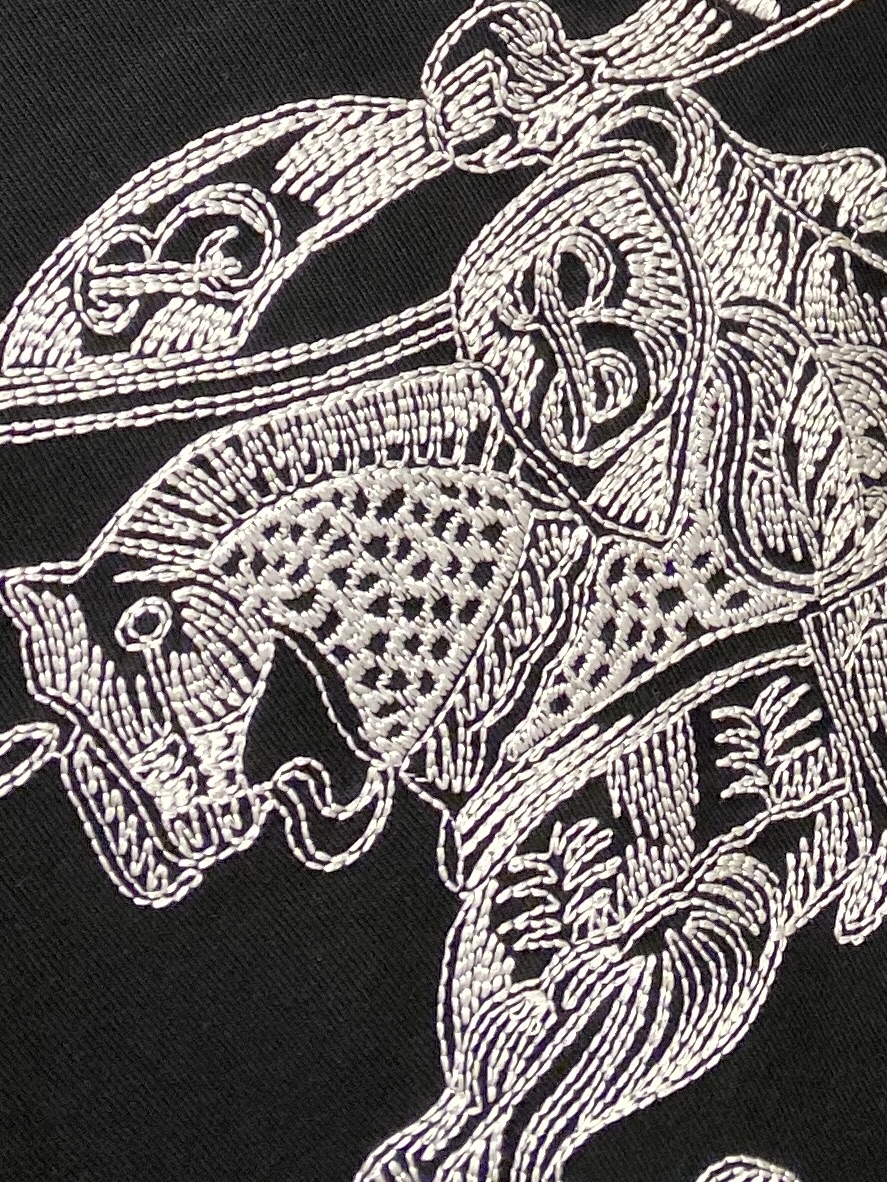 巴宝莉、2025新品长袖，帅气时尚，胸前精致刺绣图案字母logo，简约百搭款。面料棉 不仅挺括，保持潮流