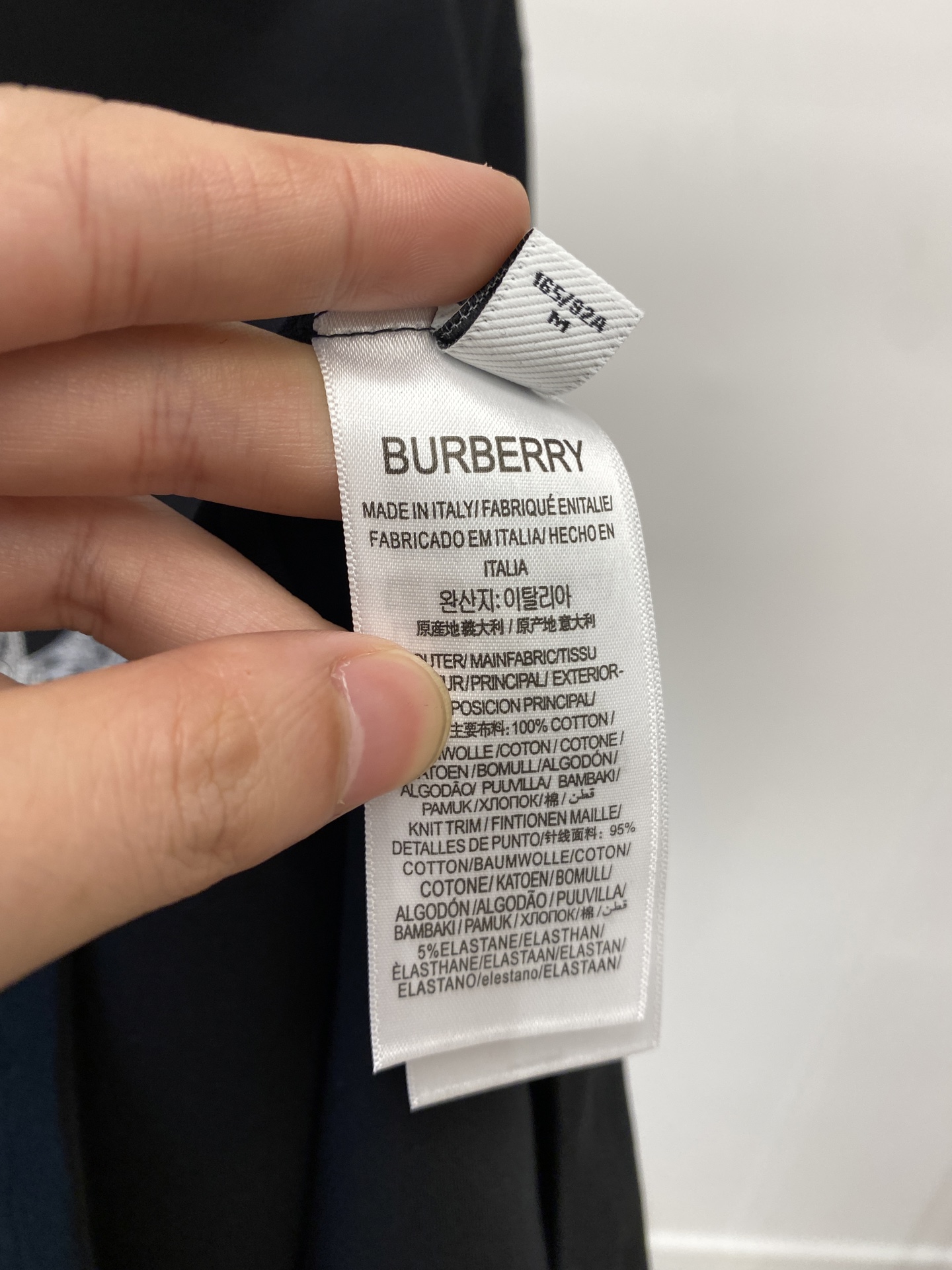 巴宝莉、2025新品长袖，帅气时尚，胸前精致刺绣图案字母logo，简约百搭款。面料棉 不仅挺括，保持潮流