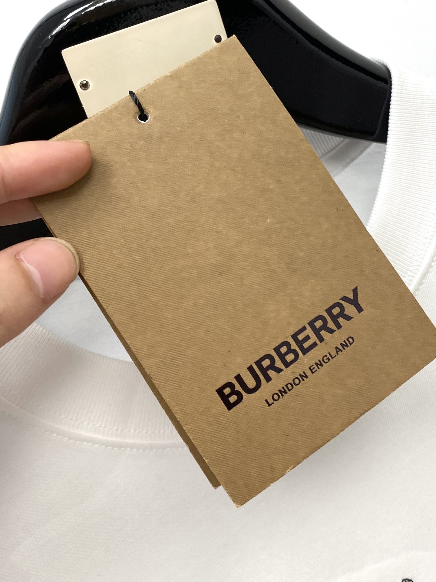 巴宝莉、2025新品长袖，帅气时尚，胸前精致刺绣图案字母logo，简约百搭款。面料棉 不仅挺括，保持潮流