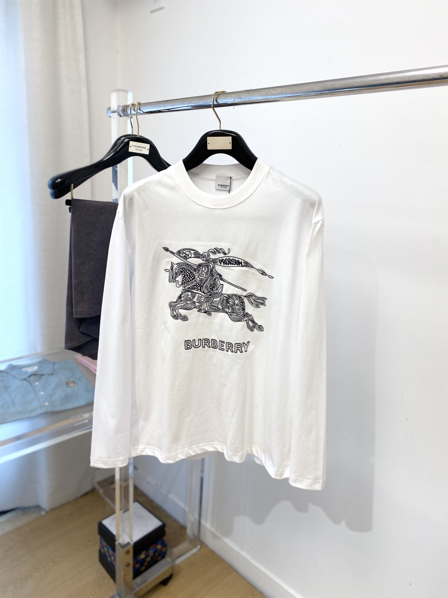 NO:537527,Burberry, 2025 new product long sleeves, handsome and fashionable, exquisite embroidered pattern letter logo on the chest, simple and versatile style. The fabric cotton is not only crisp, maintains a fashionable silhouette, but also comfortable to wear, and the yarn is more delicate, the number of codes XS-XL, burberry, alexander wang19860909巴宝莉、2025新品长袖,帅气时尚,胸前精致刺绣图案字母logo,简约百搭款.面料棉 不仅挺括,保持潮流的廓形,又穿着舒适,纱织更细腻,码数XS-XL,,burberry,alexander wang,Men's clothing