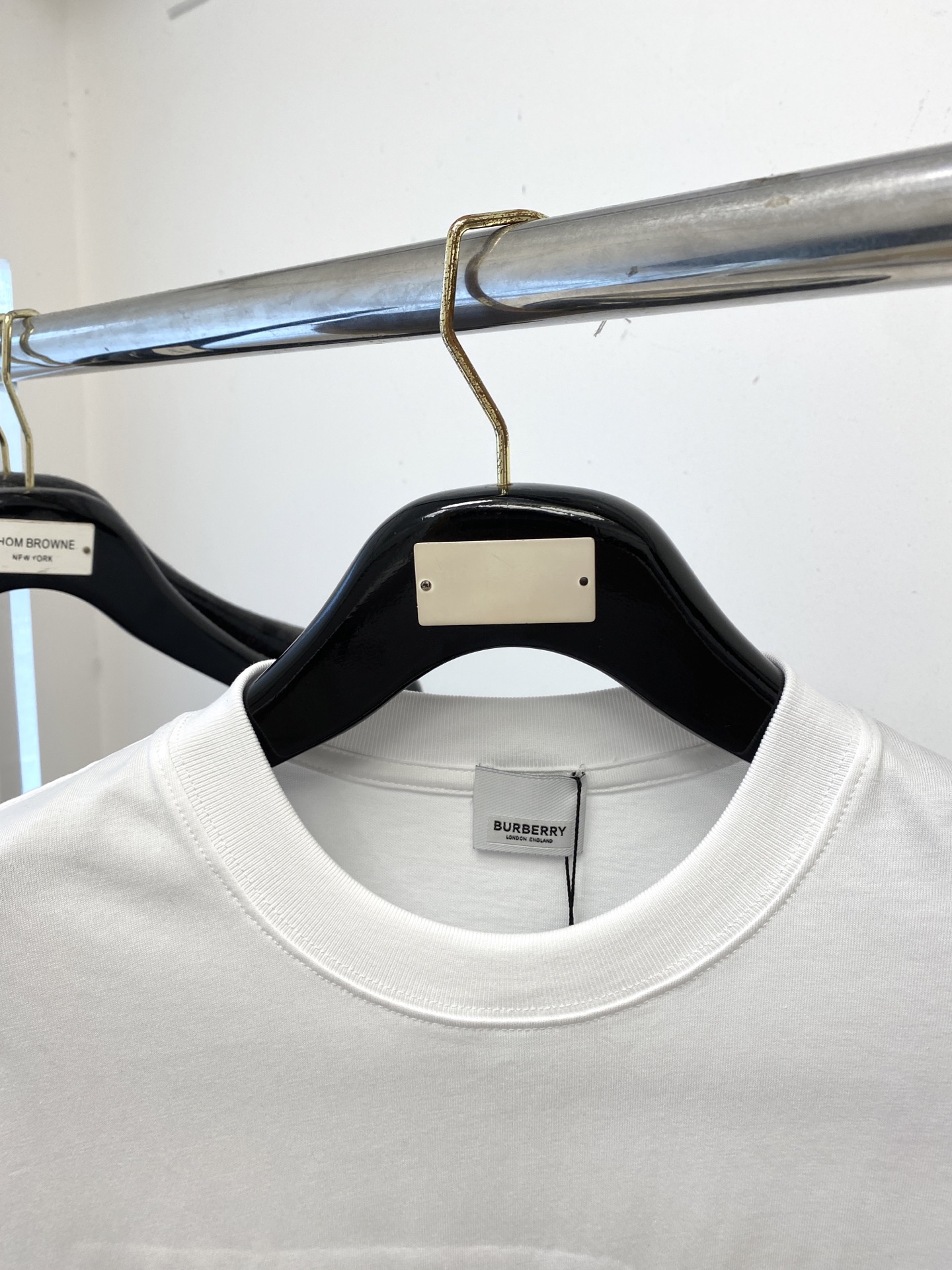 巴宝莉、2025新品长袖，帅气时尚，胸前精致刺绣图案字母logo，简约百搭款。面料棉 不仅挺括，保持潮流