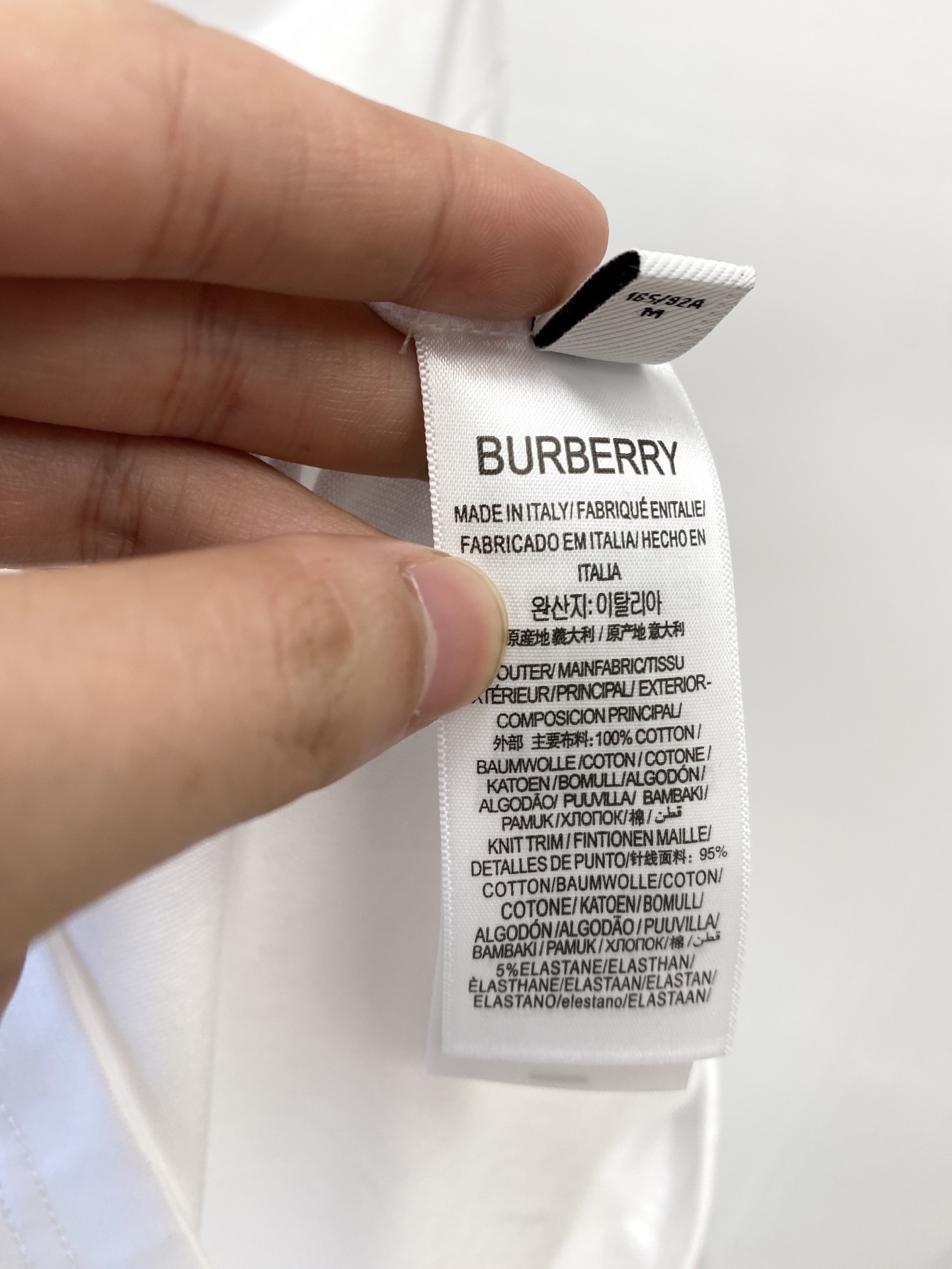 巴宝莉、2025新品长袖，帅气时尚，胸前精致刺绣图案字母logo，简约百搭款。面料棉 不仅挺括，保持潮流