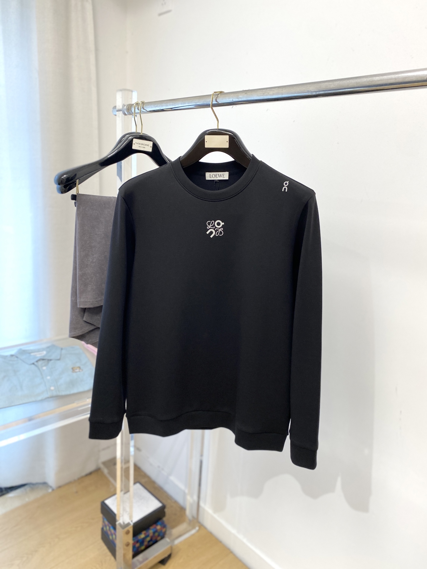 NO:537536,Luo Yiwei, 2025 new sweatshirt, handsome and fashionable, top-grade printed pattern logo on the chest, simple and versatile style. The fabric cotton is not only crisp, maintains the trendy silhouette, and is comfortable to wear, and the yarn is more delicate. The size M-3XL, loewe, hoodie, sweatshirts, alexander wang19860909罗意威、2025新品卫衣,帅气时尚,胸口顶级印花图案logo,简约百搭款.面料棉 不仅挺括,保持潮流的廓形,又穿着舒适,纱织更细腻,码数M-3XL,,loewe,hoodie,sweatshirts,alexander wang,Men's clothing