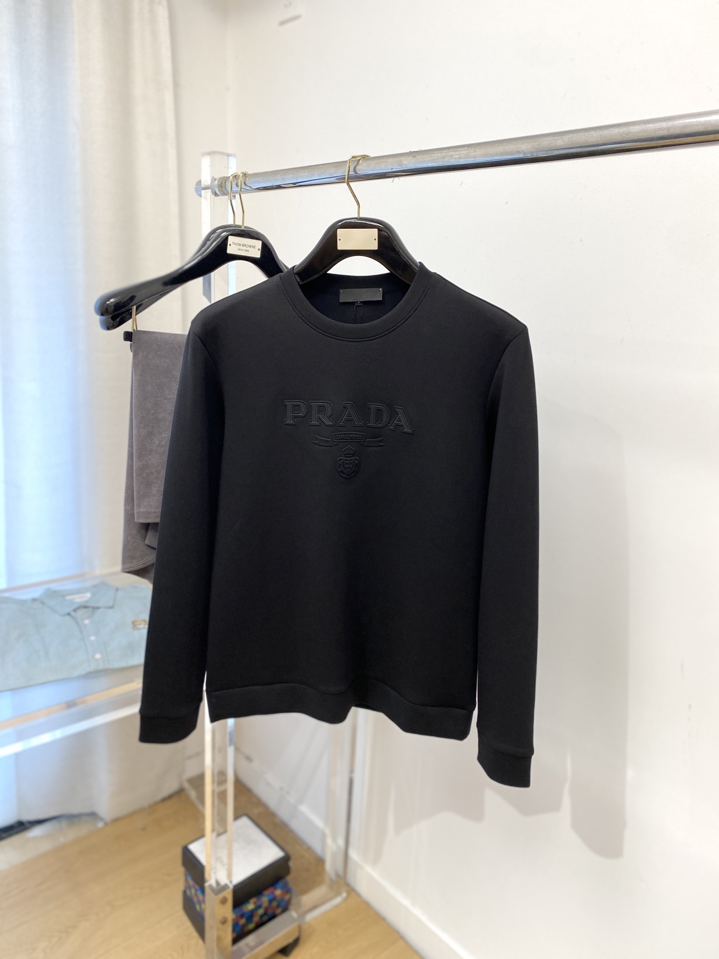 NO:537533,Prada, 2025 new sweatshirt, handsome and fashionable, chest design concave and convex letter pattern logo, simple and versatile style. Fabric cotton is not only crisp, maintains a fashionable silhouette, but also comfortable to wear, and the yarn is more delicate, the number M-3XL, prada, hoodie, sweatshirts, alexander wang19860909普拉达、2025新品卫衣,帅气时尚,胸寇设计凹凸字母图案logo,简约百搭款.面料棉 不仅挺括,保持潮流的廓形,又穿着舒适,纱织更细腻,码数M-3XL,,prada,hoodie,sweatshirts,alexander wang,Men's clothing